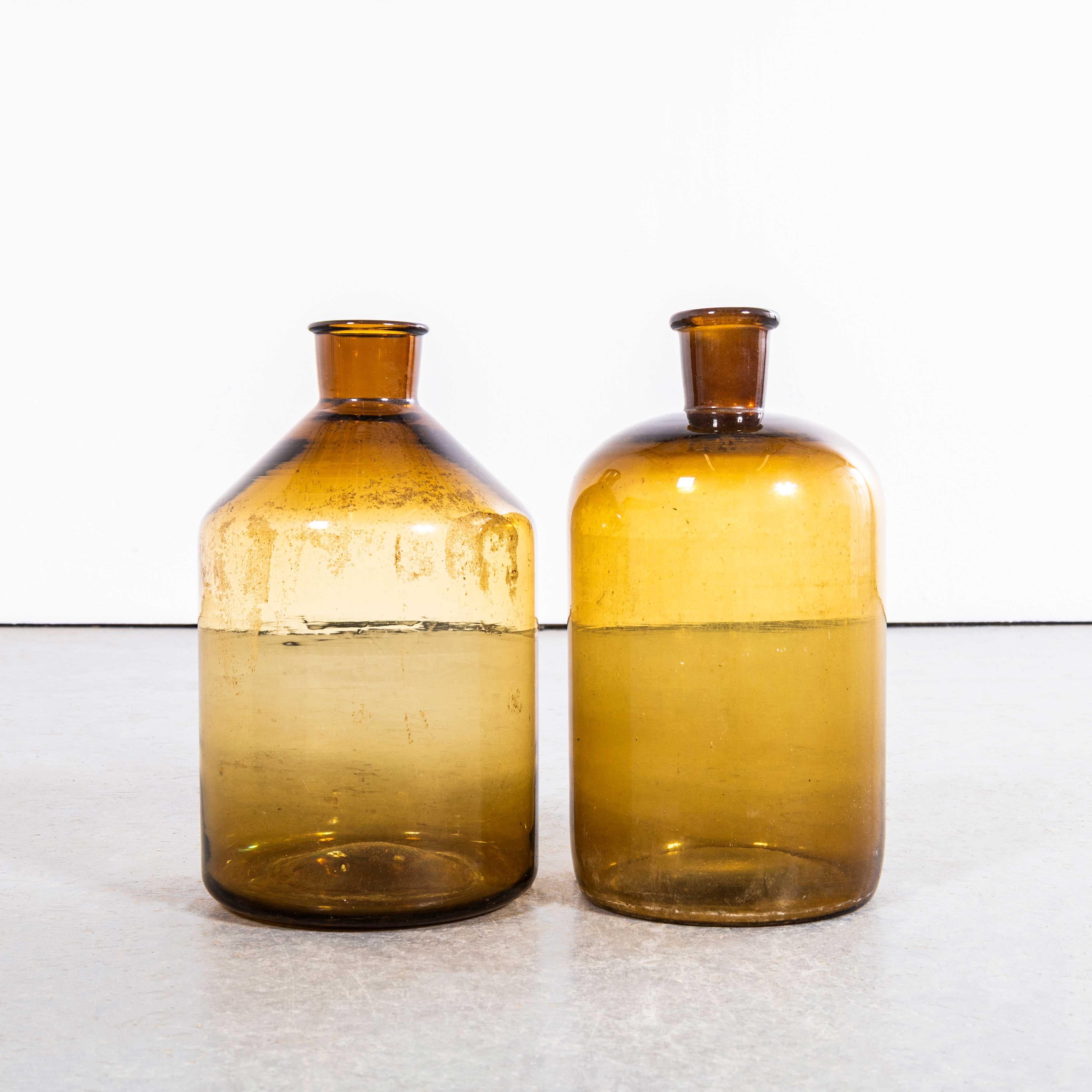 Vasi di vetro ambrato francese d'epoca - Coppia. 

Una coppia di vasi in vetro soffiato a bocca utilizzati come contenitori tradizionali principalmente per la conservazione e il trasporto del vino. Questi vasi sono stati puliti con cura. Dimensioni.
