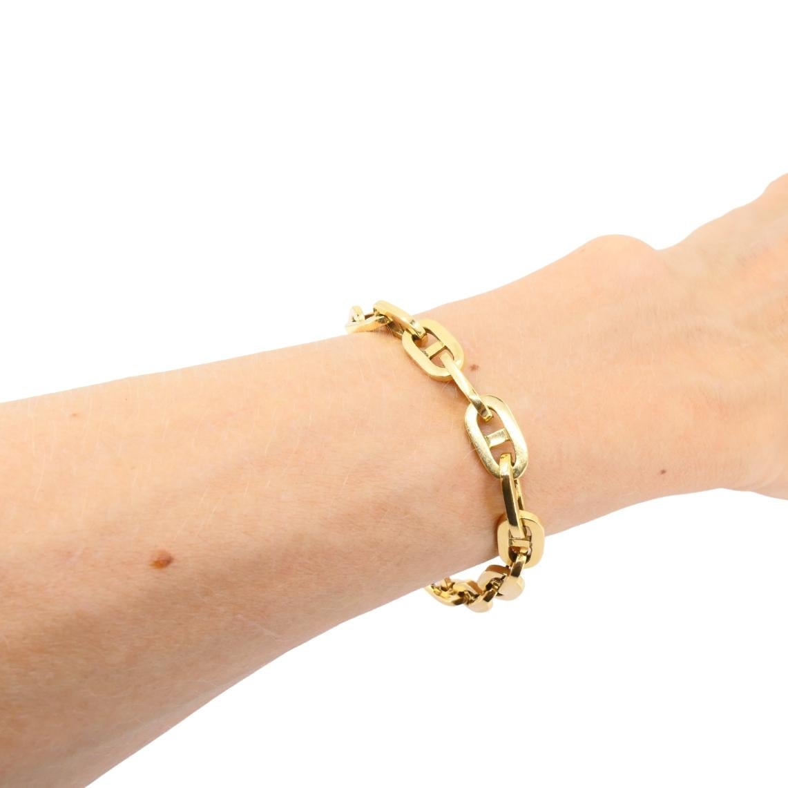 This vintage French bracelet is made of 18k yellow gold and designed in a classic anchor link style. Each link is featuring flat surfaces and clean edges to create a geometric look.
Its construction in solid 18k gold gives it a substantial feel on