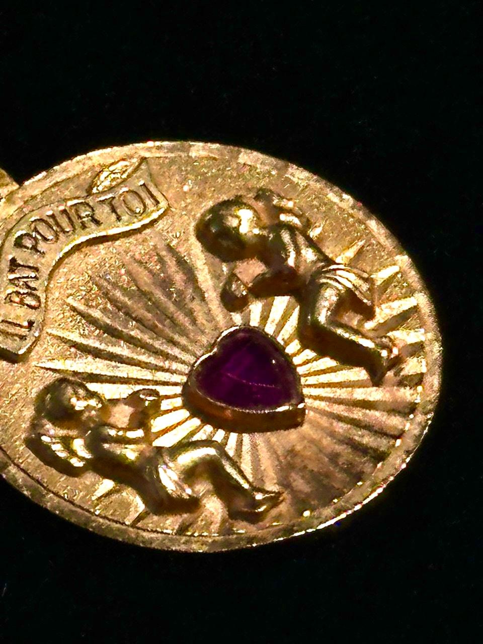 Vintage French Angel Cherub Pendant Il Bat Pour Toi Medal of Love 18K Gold In Good Condition In Mārupe, LV