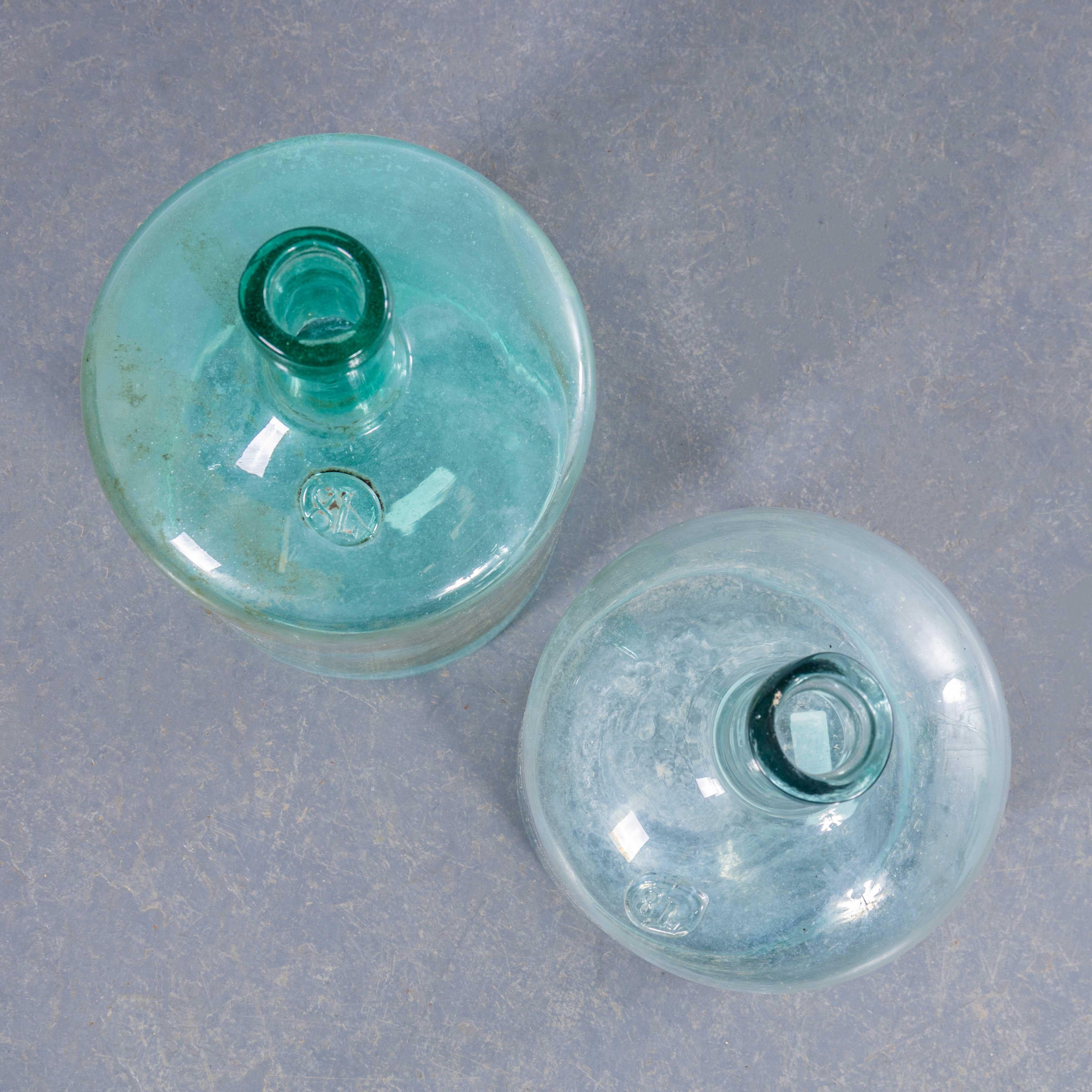 XX secolo Damigiane francesi d'epoca in vetro trasparente e acqua - Coppia in vendita