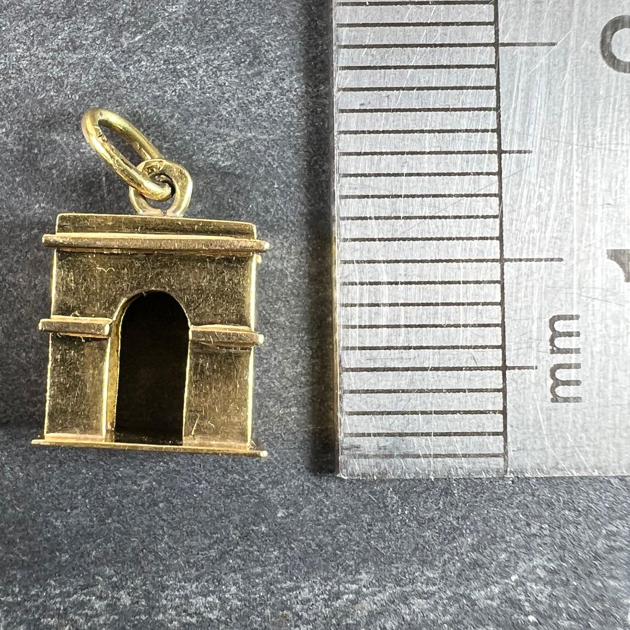 Ciondolo Charm d'epoca in oro giallo 18 carati con Arco di Trionfo Francese in vendita 6
