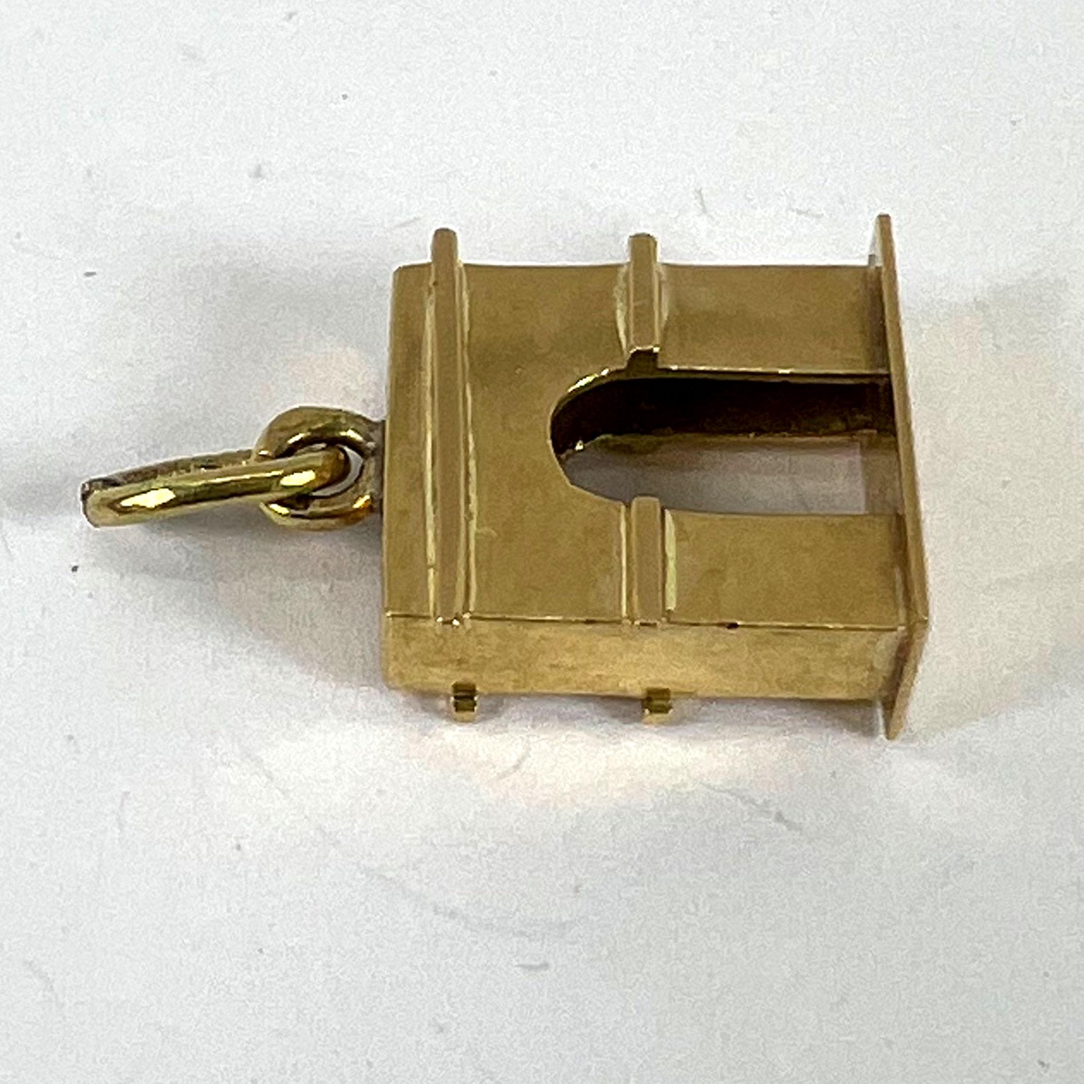 Ciondolo Charm d'epoca in oro giallo 18 carati con Arco di Trionfo Francese in vendita 11