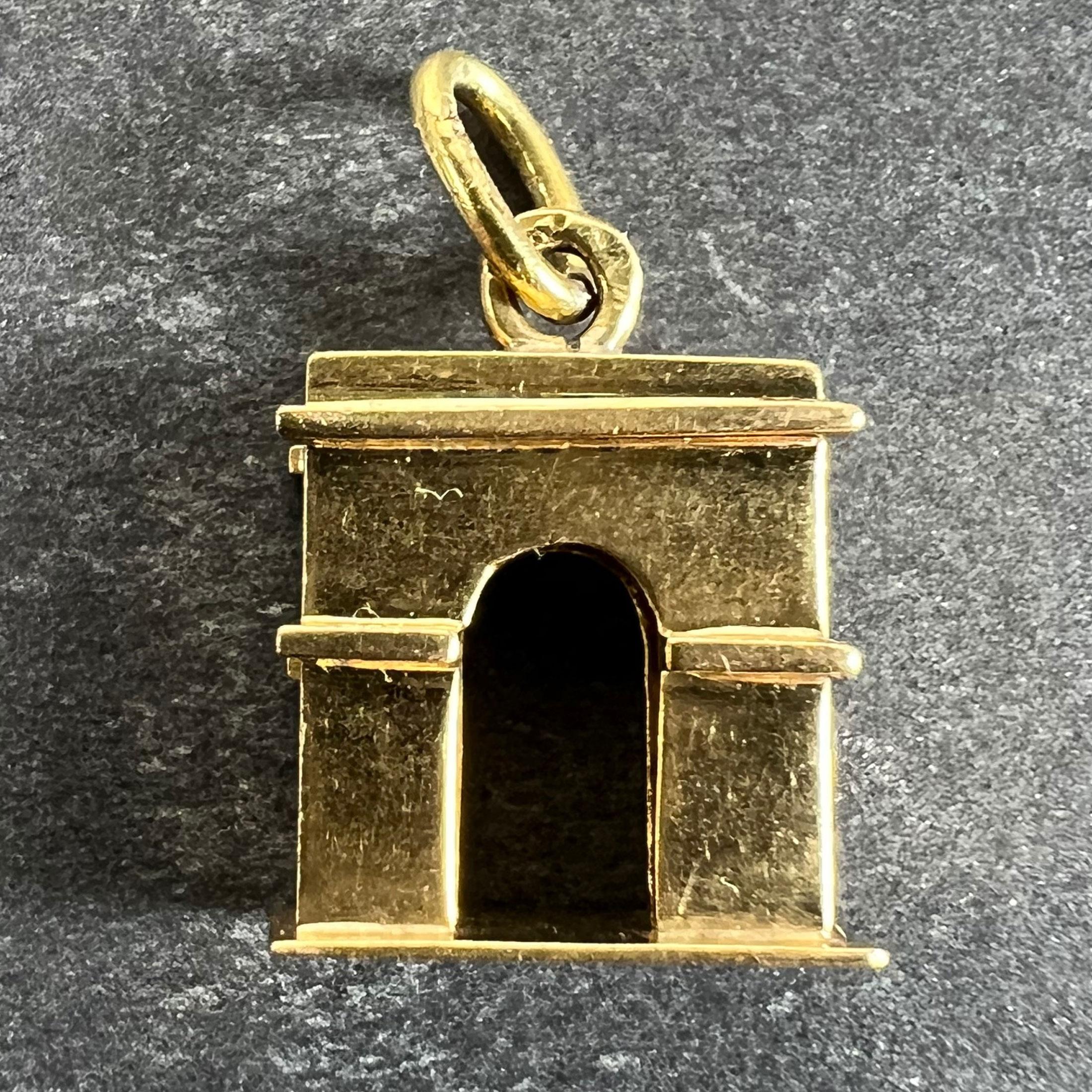  Un ciondolo vintage francese in oro giallo 18 carati (18K) disegnato come l'Arco di Trionfo. Timbro a testa d'aquila per la manifattura francese e oro a 18 carati.

Dimensioni: 1,4 x 1 x 0,45 cm (escluso l'anello di sospensione)
Peso: 1.38 grammi