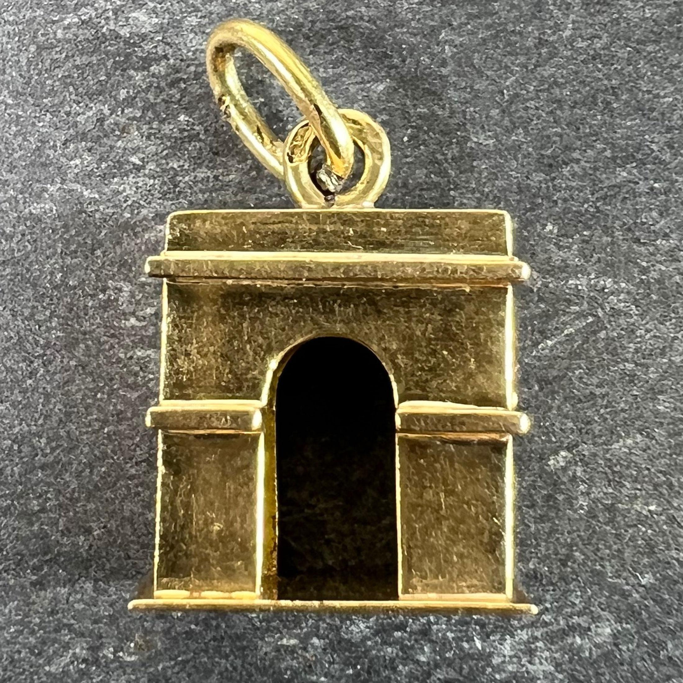 Ciondolo Charm d'epoca in oro giallo 18 carati con Arco di Trionfo Francese In condizioni buone in vendita a London, GB