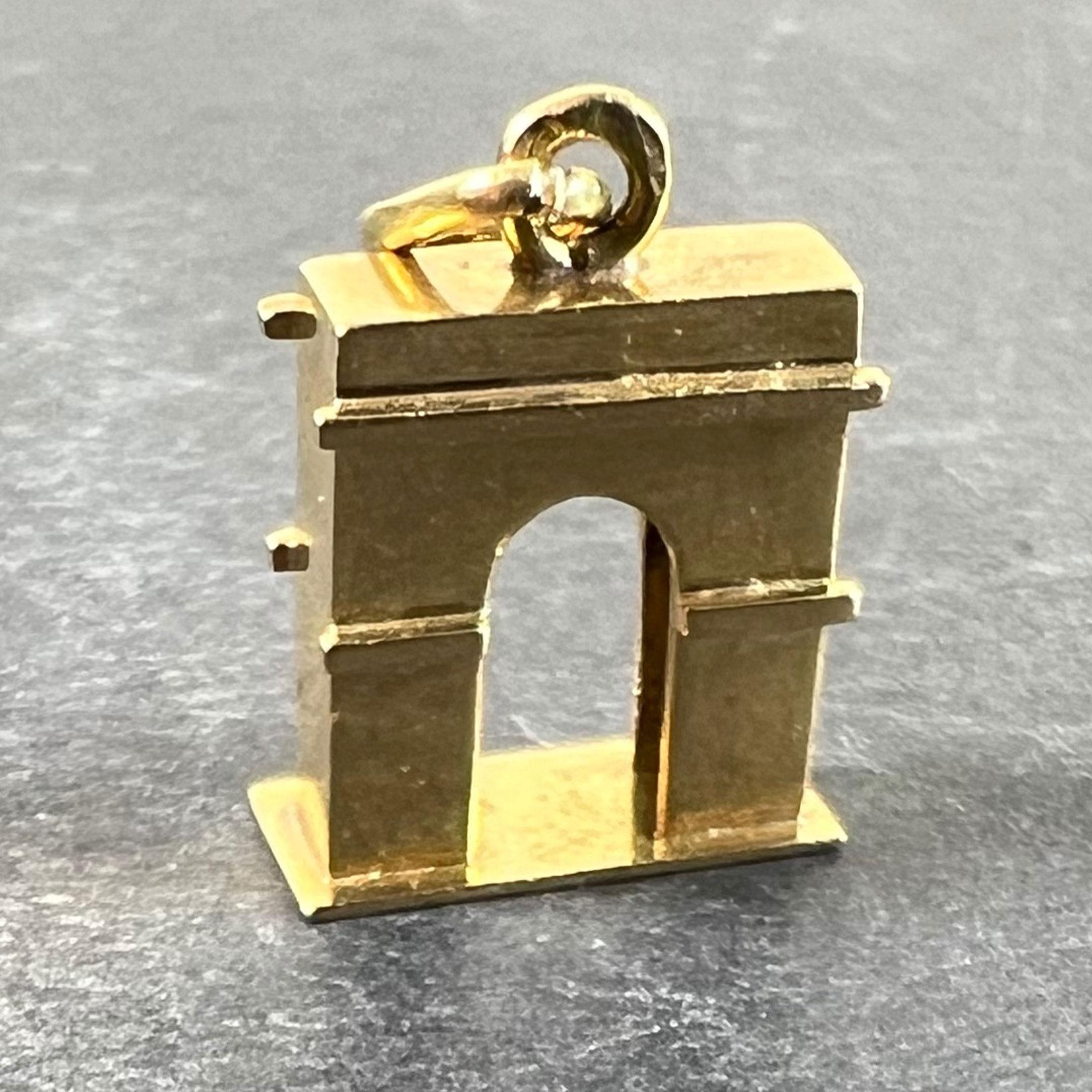 da uomo o donna Ciondolo Charm d'epoca in oro giallo 18 carati con Arco di Trionfo Francese in vendita