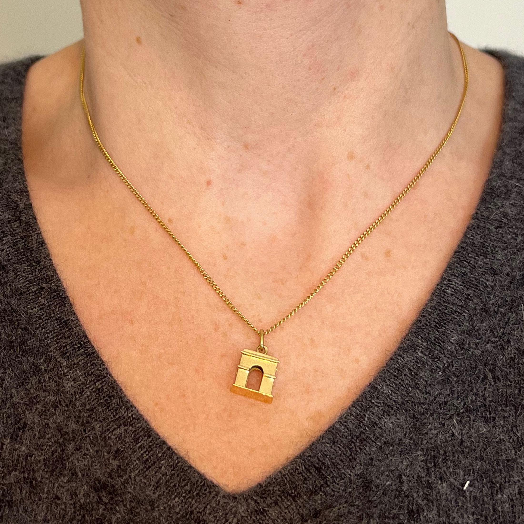 Ciondolo Charm d'epoca in oro giallo 18 carati con Arco di Trionfo Francese in vendita 1
