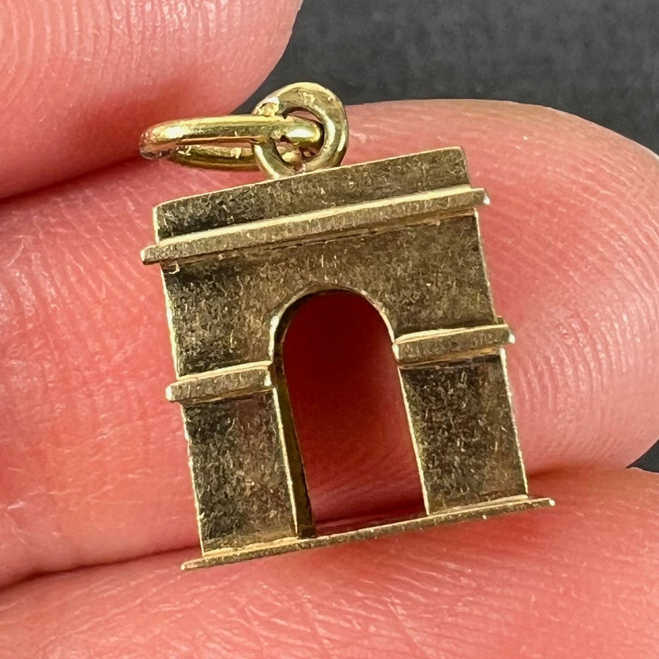 Ciondolo Charm d'epoca in oro giallo 18 carati con Arco di Trionfo Francese in vendita 2