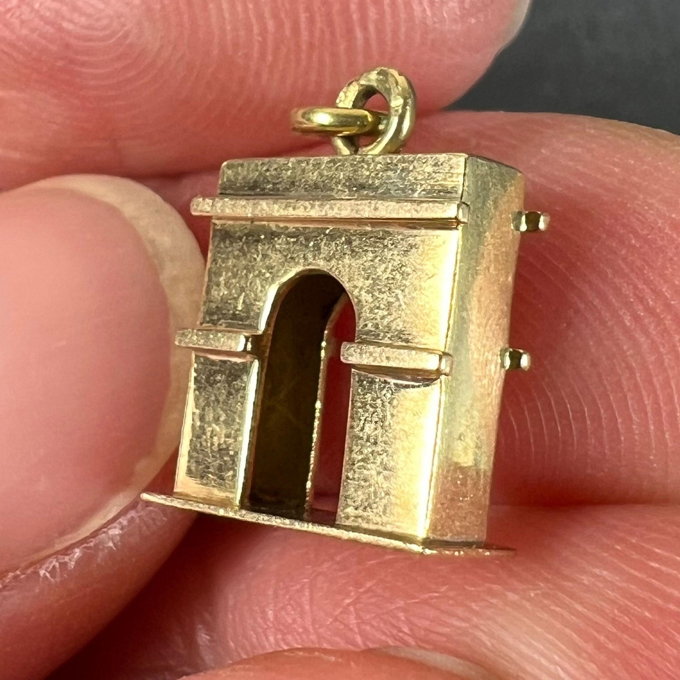 Ciondolo Charm d'epoca in oro giallo 18 carati con Arco di Trionfo Francese in vendita 3