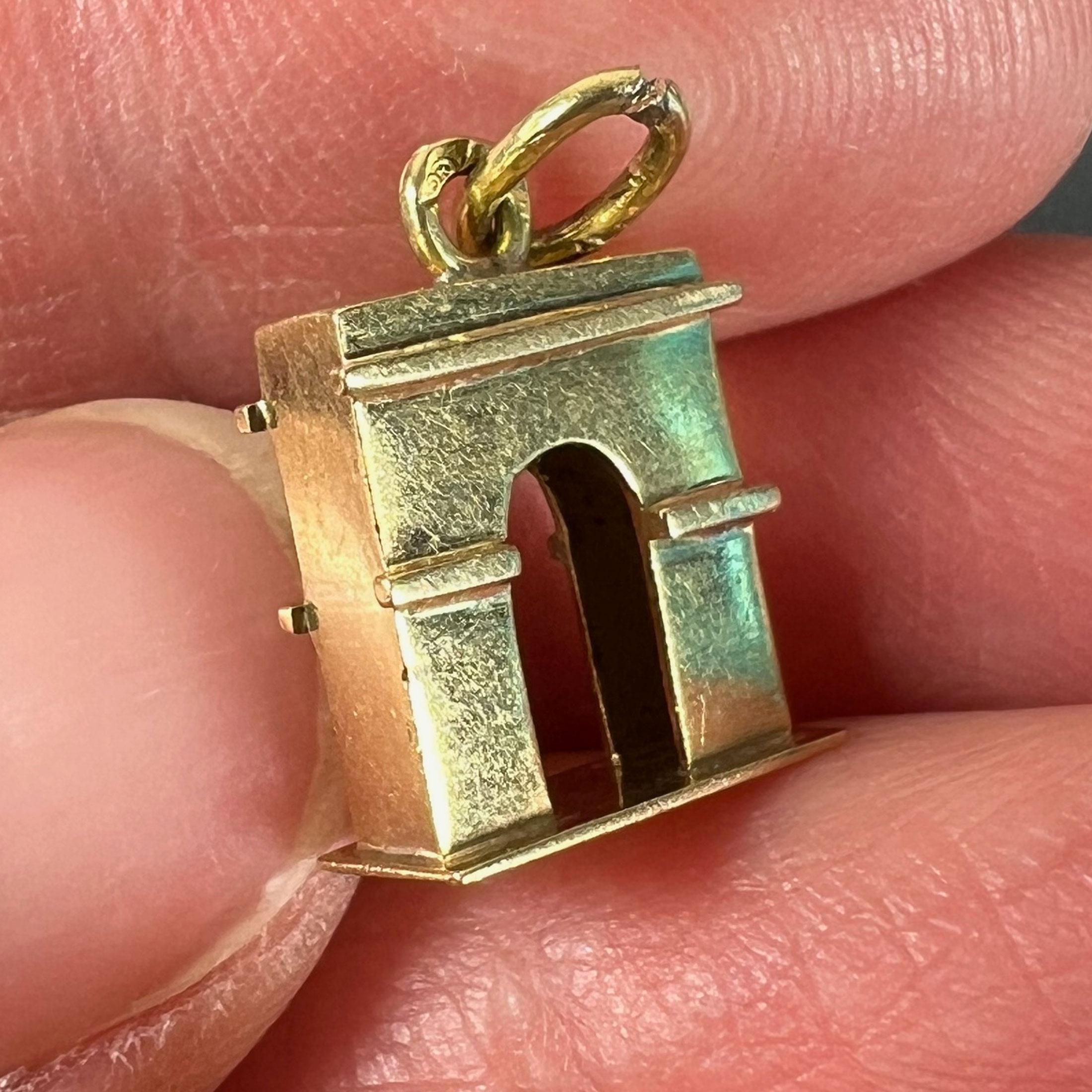 Ciondolo Charm d'epoca in oro giallo 18 carati con Arco di Trionfo Francese in vendita 4