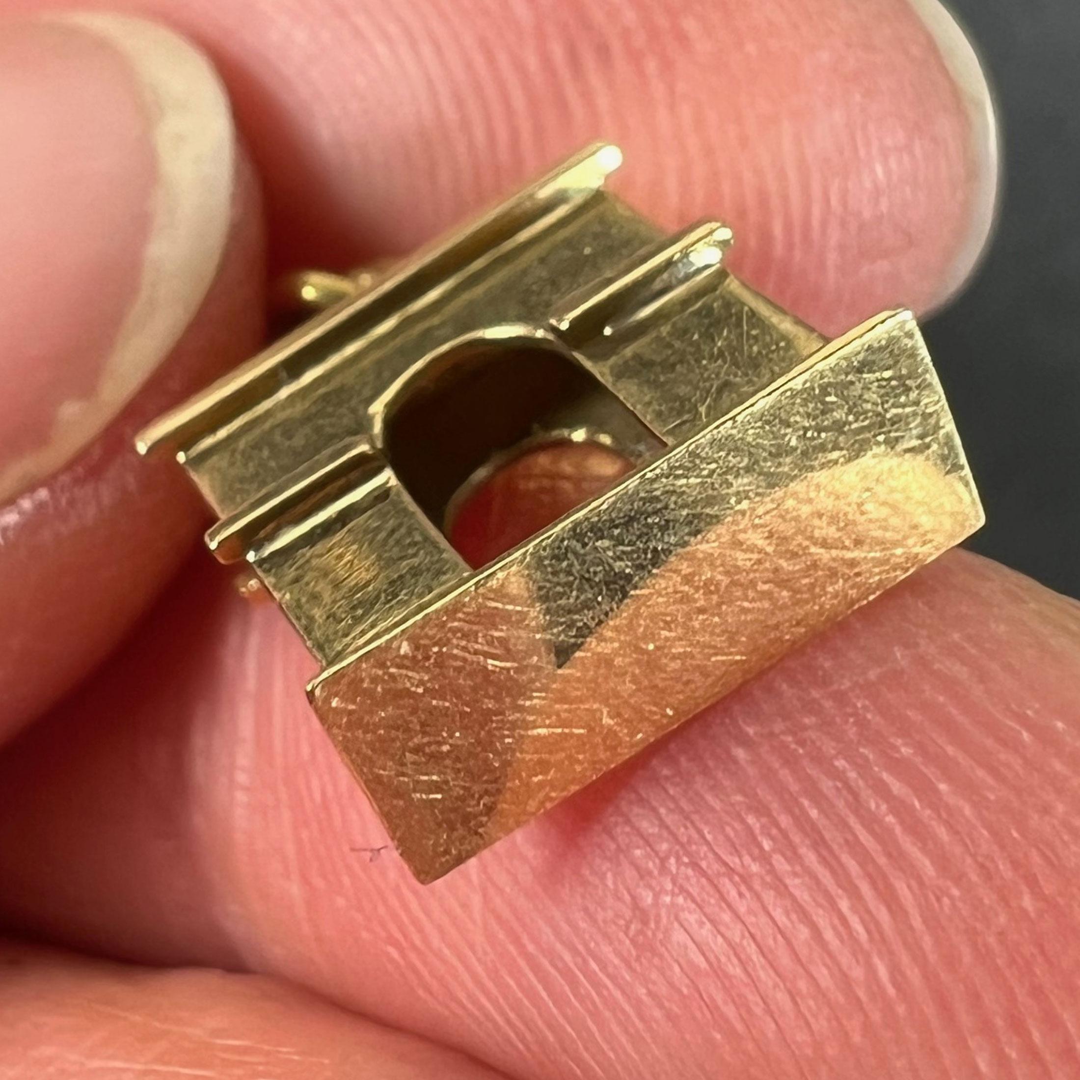 Ciondolo Charm d'epoca in oro giallo 18 carati con Arco di Trionfo Francese in vendita 5
