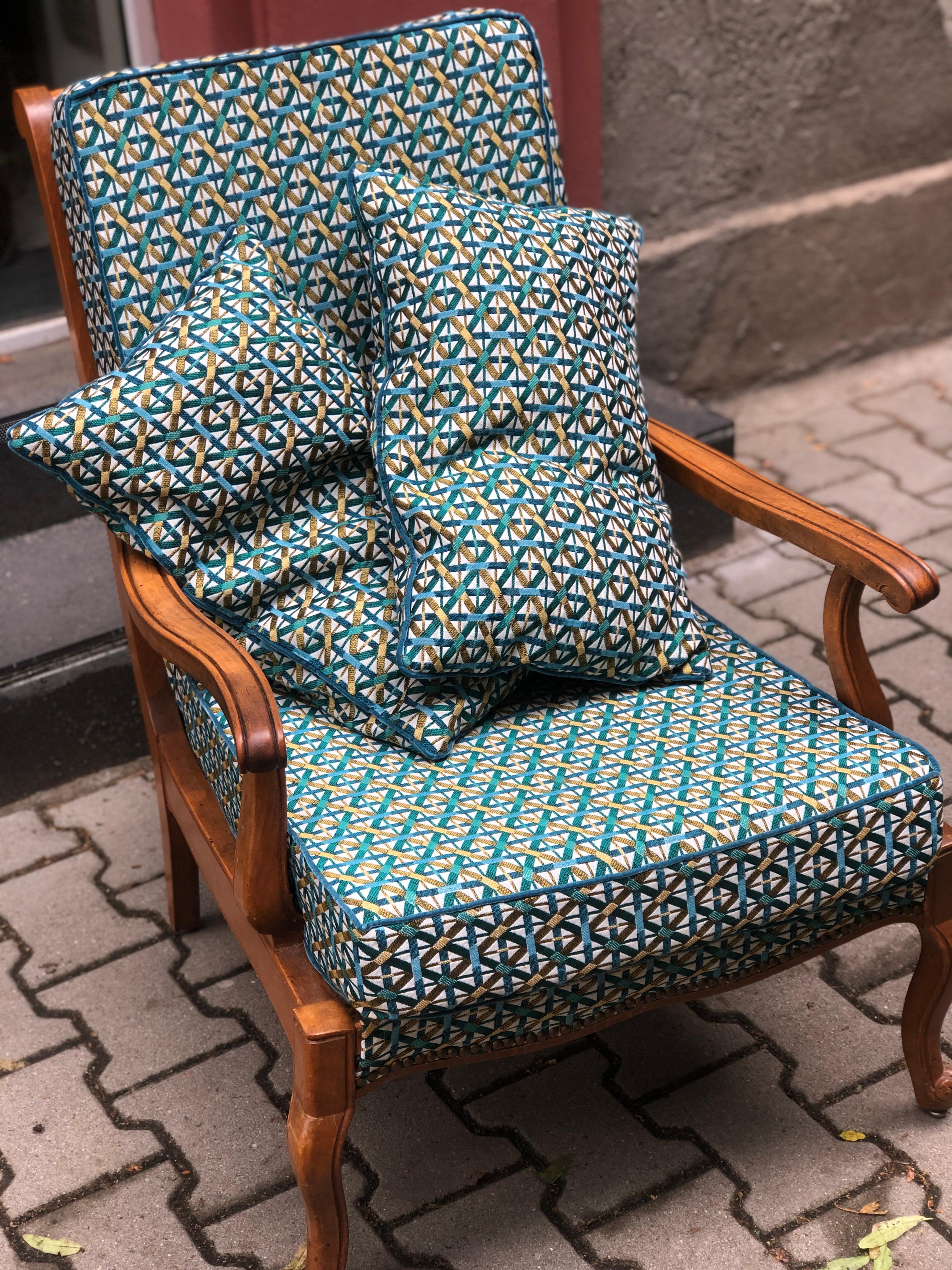 Französischer gemütlicher Sessel aus der Mitte des 20. Jahrhunderts in sehr gutem Zustand ohne Restaurierungen am Gestell. Der Boden und die Rückenlehne sind mit Metallfedern ausgestattet, was ihn sehr bequem macht. Brandneue Polsterung in