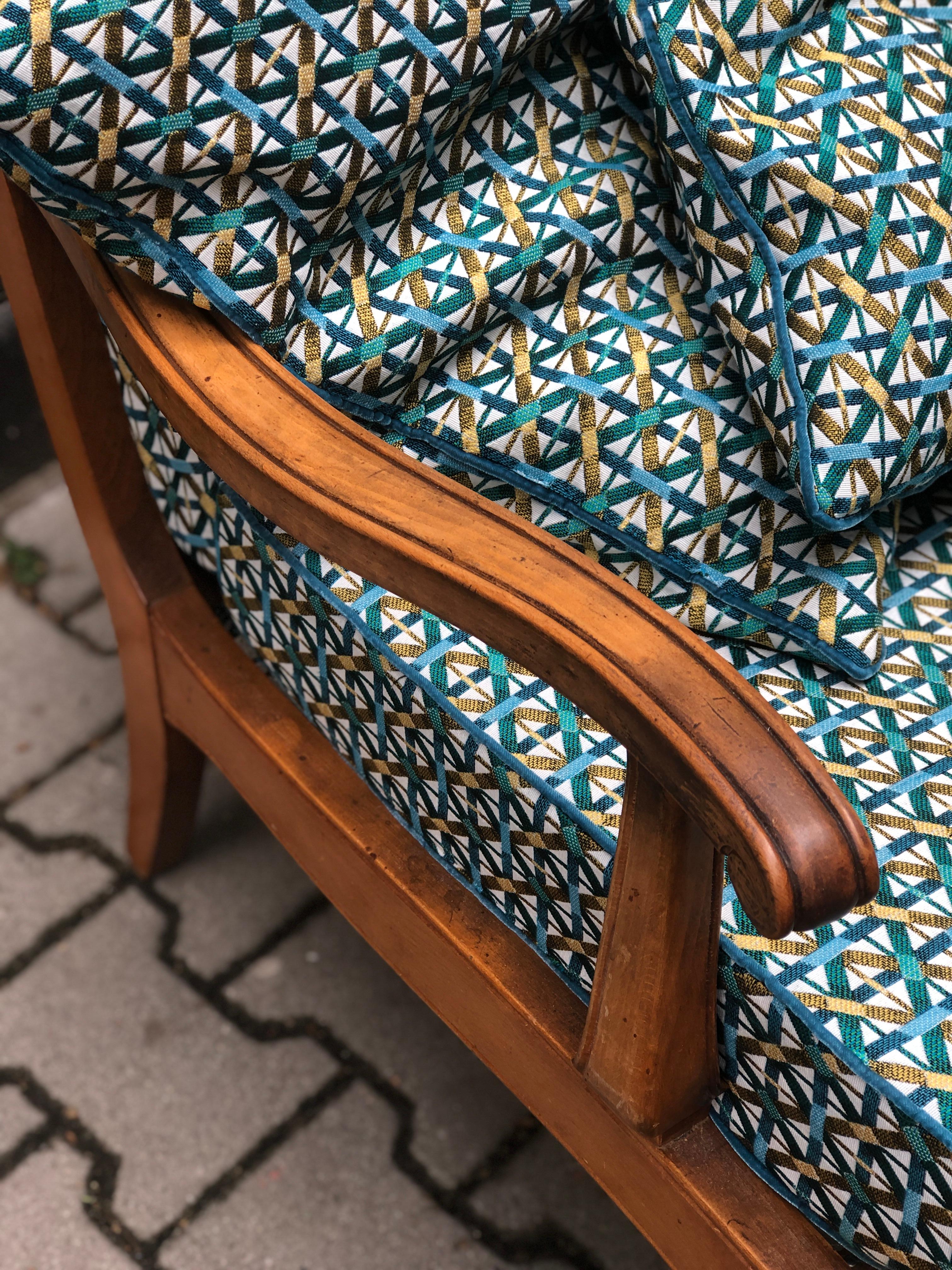 Vintage Französisch Sessel in handgeschnitztem Holz und schöne Polsterung im Zustand „Gut“ im Angebot in Sofia, BG