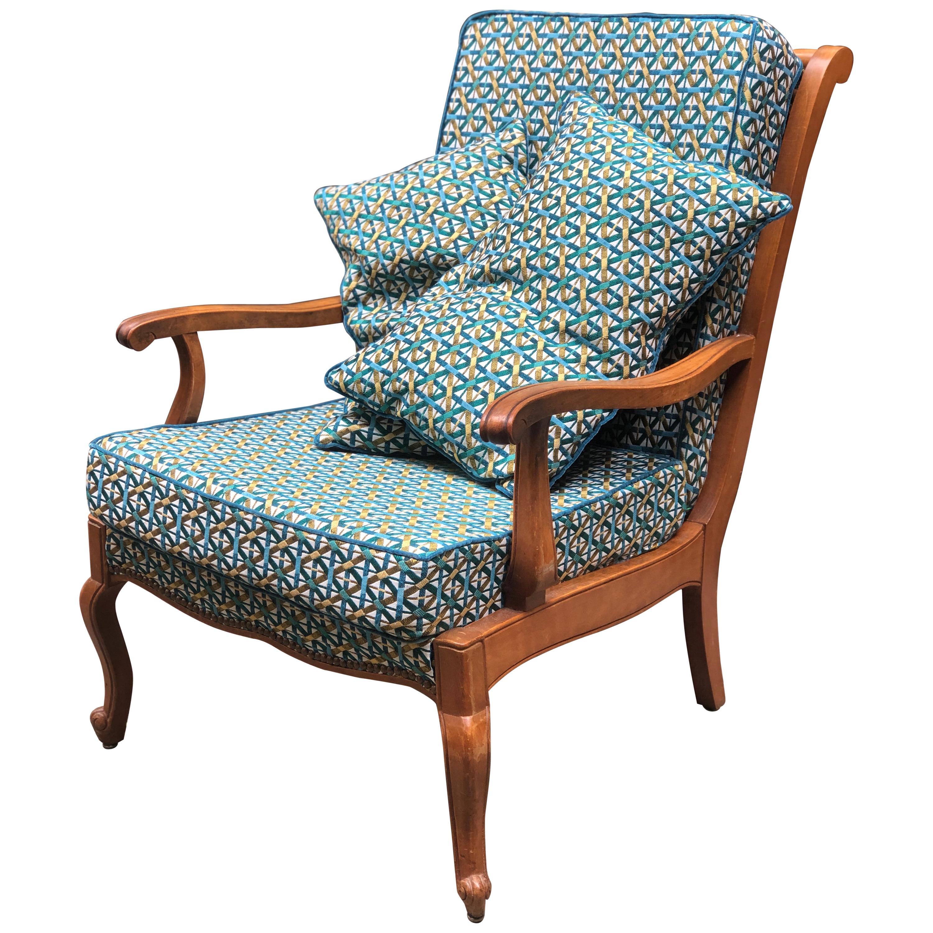 Vieux fauteuil français en bois sculpté à la main et belle tapisserie