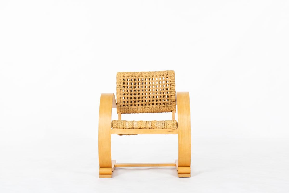 Este elegante sillón, diseñado por Adrien Audoux y Frida Minet y producido por Vibo Vesoul en los años 50, encarna a la perfección la visión del modernismo honesto y artesanal del dúo.

La estructura, de haya laminada curvada, soporta un asiento y