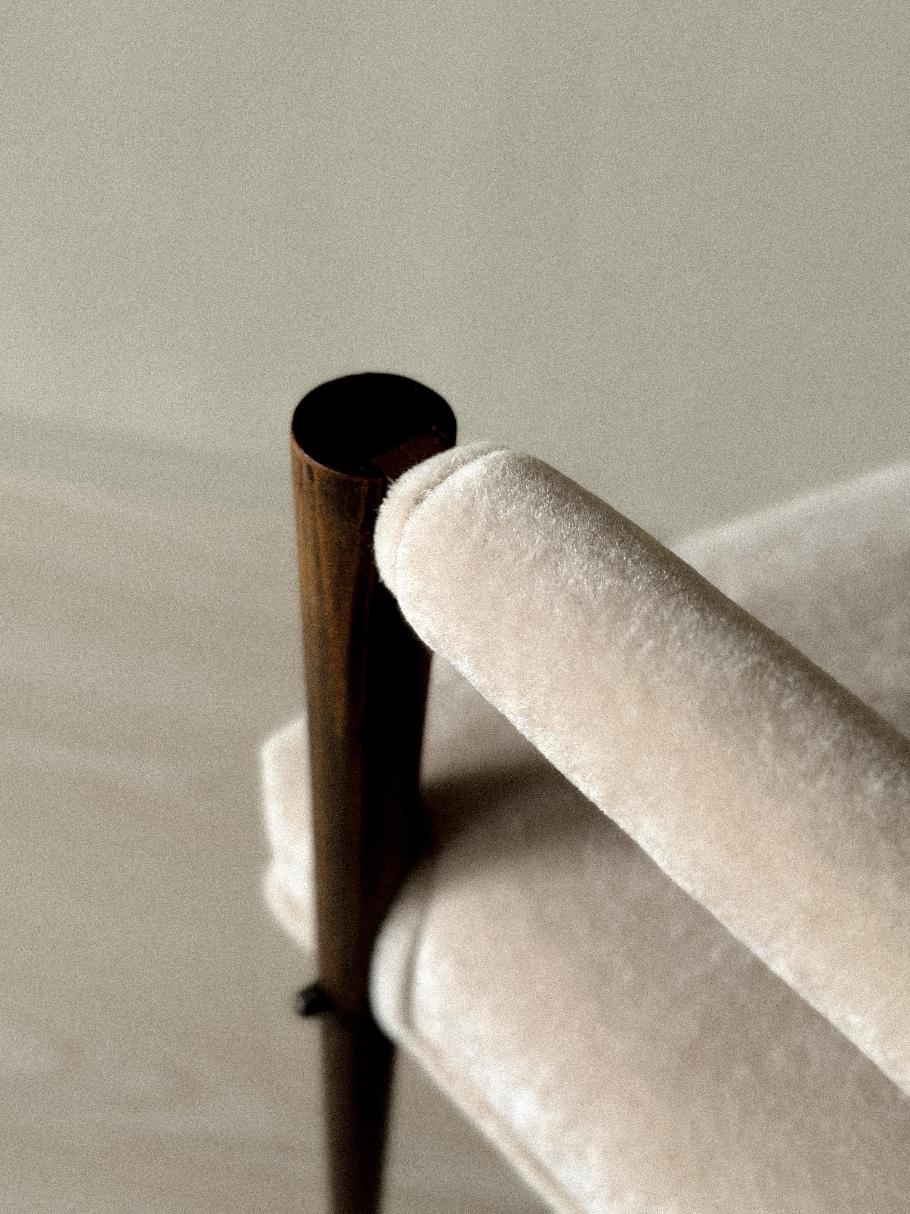 Poltrona francese d'epoca, struttura in Oak con rivestimento in Alpaca, c.C. 1950 in vendita 1