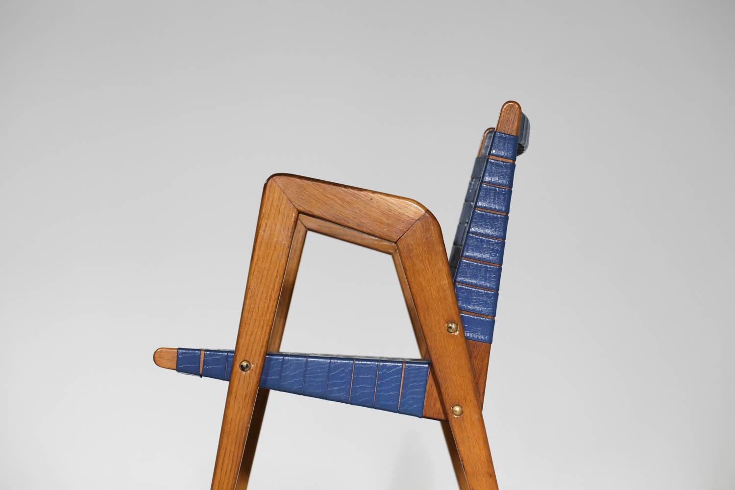 Französischer Vintage-Sessel aus den 50er Jahren, nicht identifiziertes Werk im Geschmack von Roger Landault. Struktur aus massiver Eiche und Sitz aus blauen Skaï-Leisten. Schönes Gesamtbild mit den 