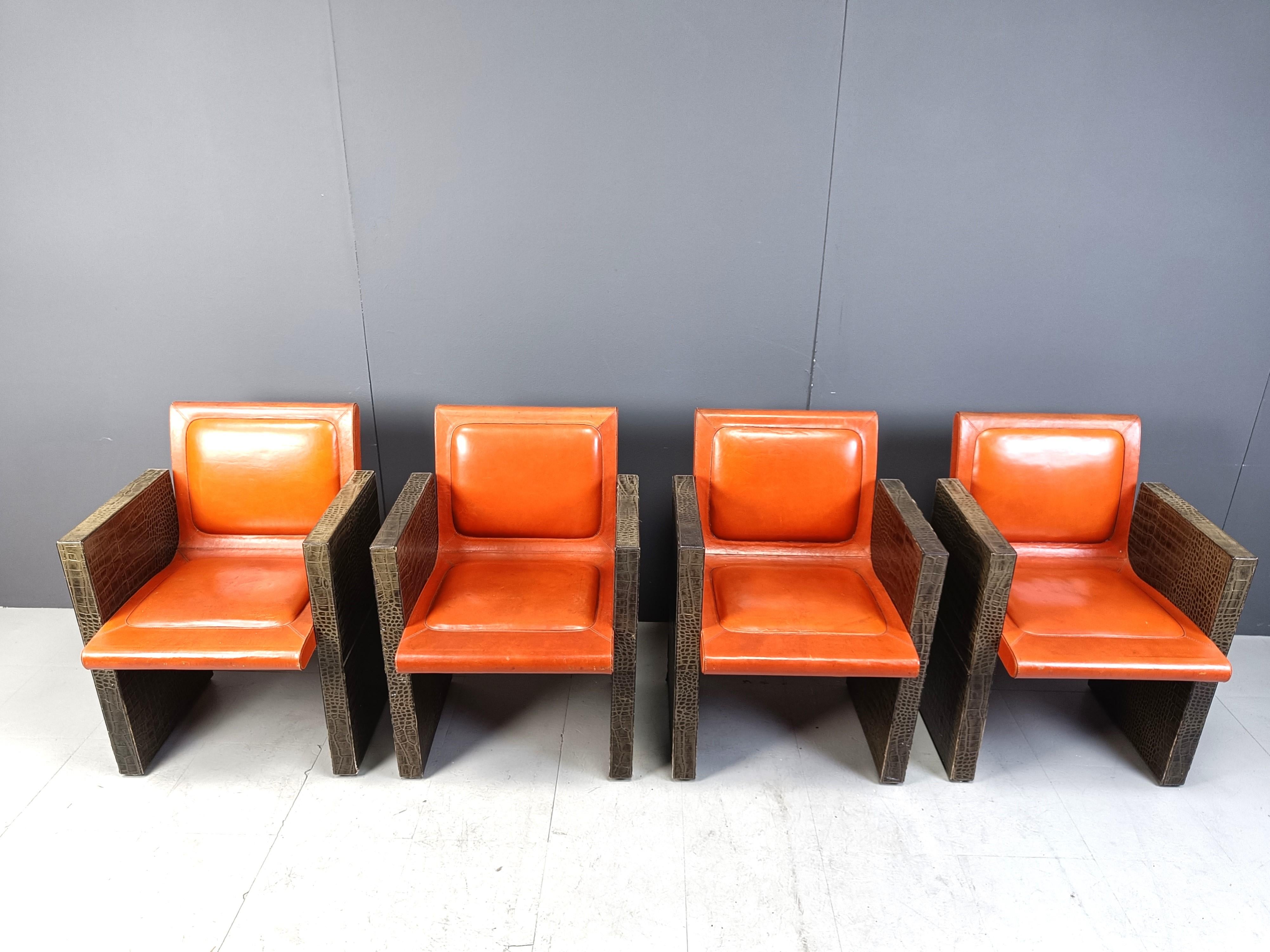 Sillones vintage únicos Sello TIST París de Maison Vandamme.

Las sillas son de piel naranja con reposabrazos/patas de imitación de piel de cocodrilo en relieve.

Sillones de diseño llamativo y atemporal con la pátina adecuada.

años 70 -