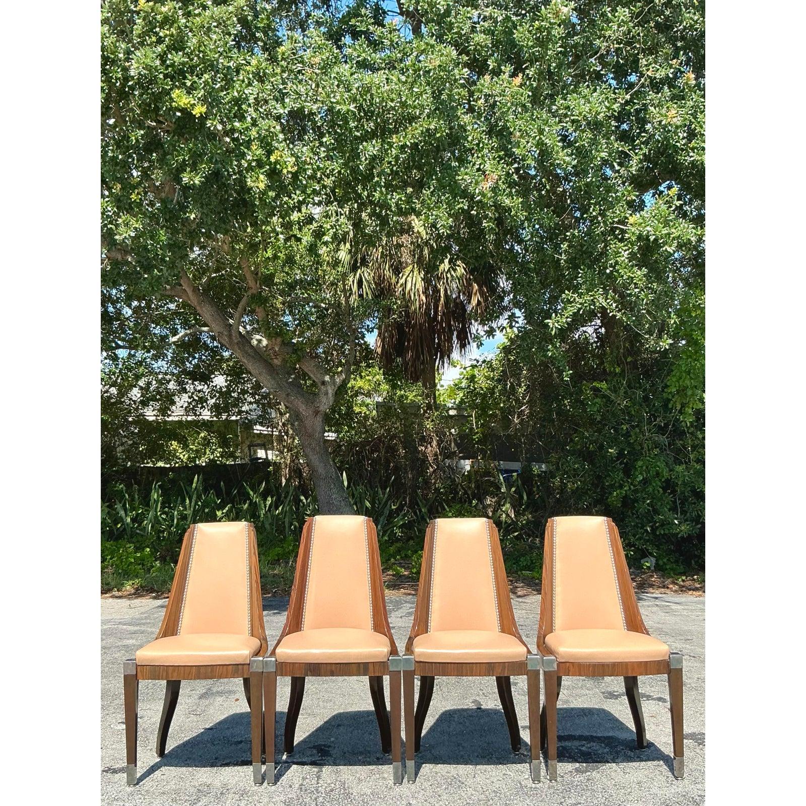 Cena nella massima opulenza Art Déco con questo squisito set di quattro sedie da pranzo vintage, magistralmente realizzate nello stile di Émile-Jacques Ruhlmann. Ogni sedia presenta una splendida combinazione di impiallacciatura in legno di radica