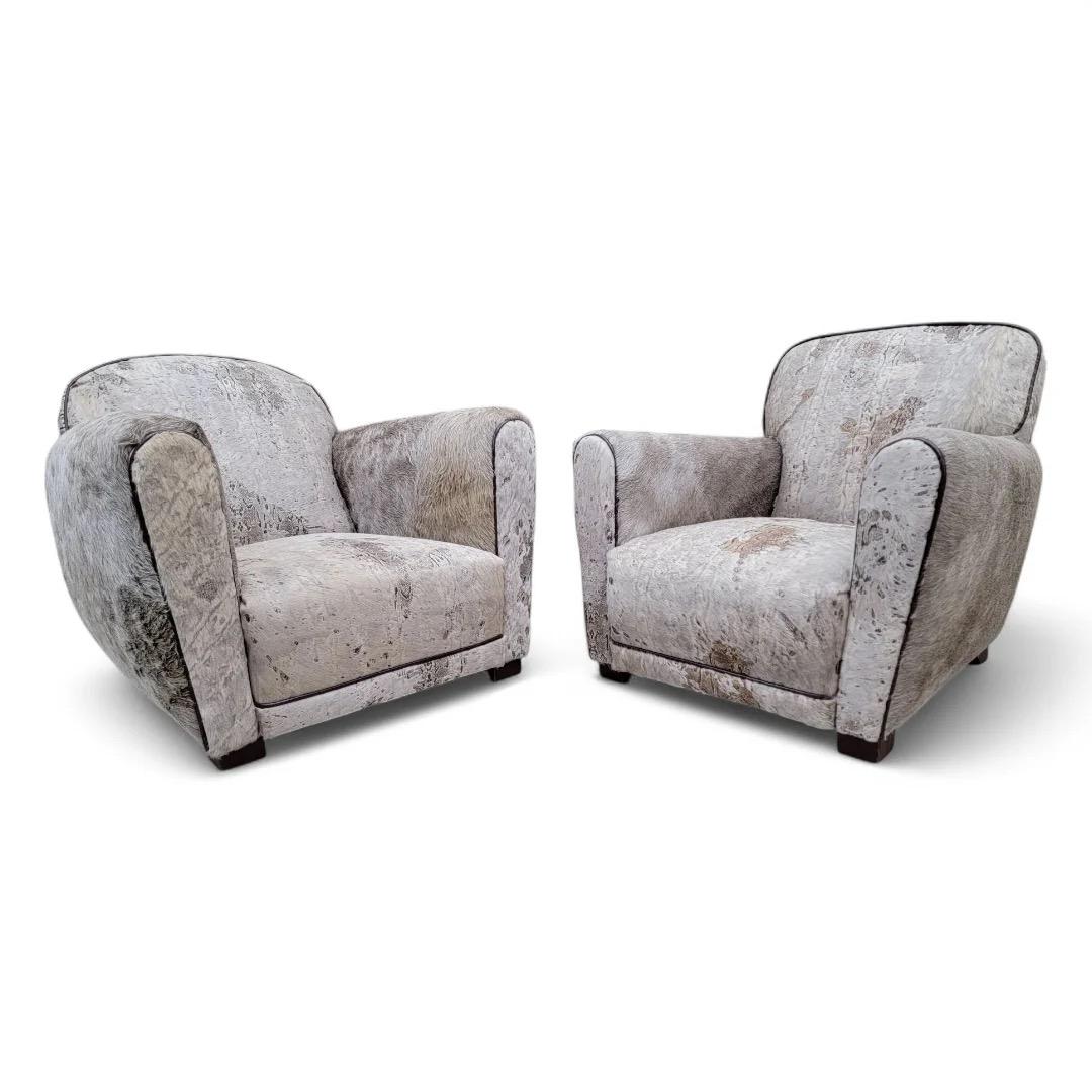 Vintage French Art Deco Club Chairs Neu gepolstert in einem hellgrauen Rindsleder - Set von 2

Erhöhen Sie Ihren Wohnbereich mit diesem atemberaubenden Satz französischer Art déco-Sessel aus den 1930er Jahren, neu gepolstert mit einem luxuriösen,