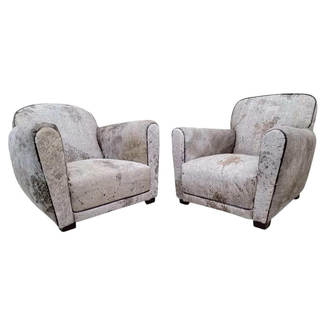 Paire de fauteuils club Art déco français vintage tapissés de cuir de vache gris clair