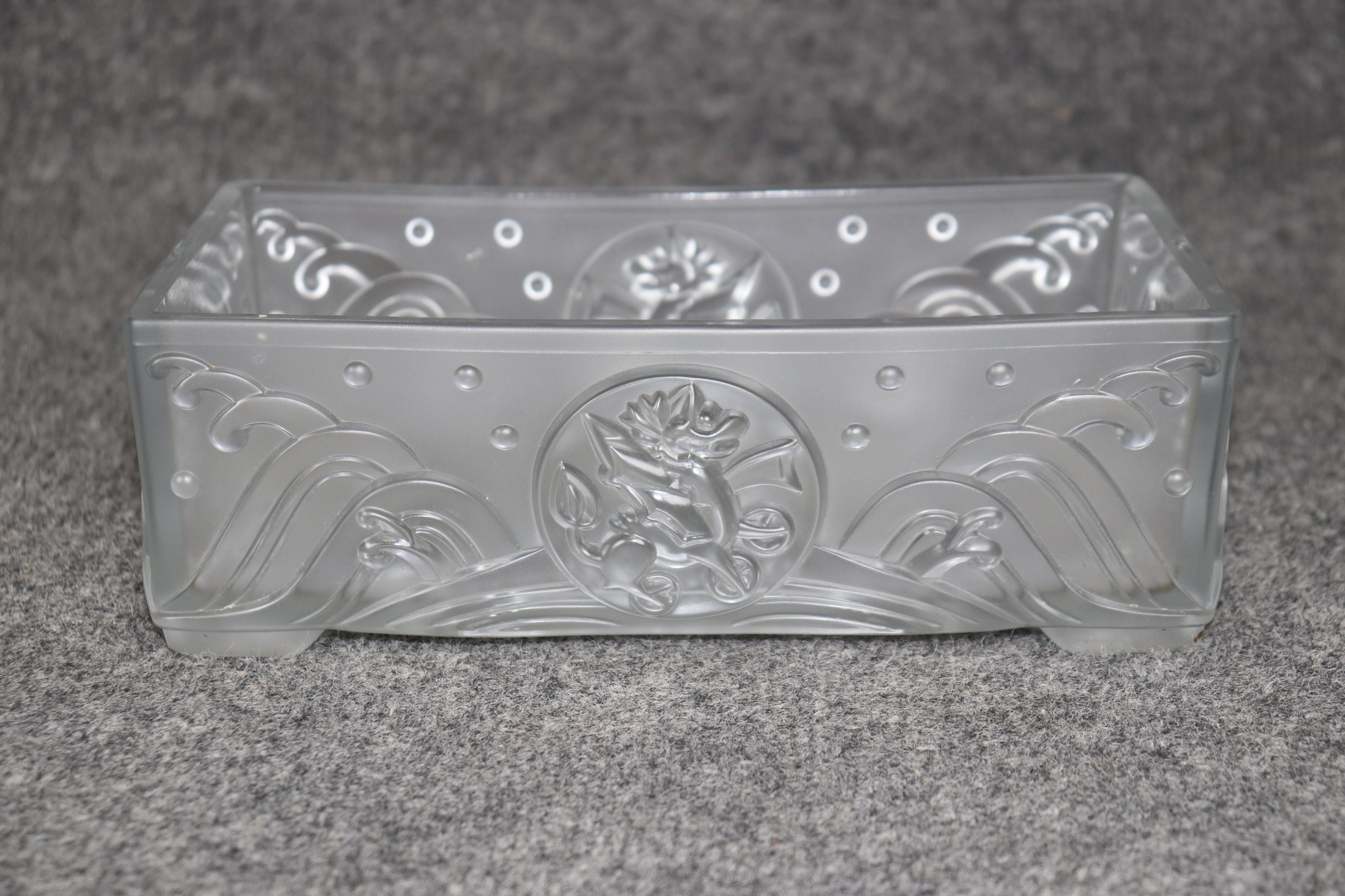 Dimensions - H : 3 1/2 in W : 11 po D : 6 1/2 po

Ce centre de table ou petit compotier Art of Vintage français à la manière de Lalique est vraiment une pièce à couper le souffle ! Fabriquée dans la plus haute qualité, cette pièce évoque l'opulence