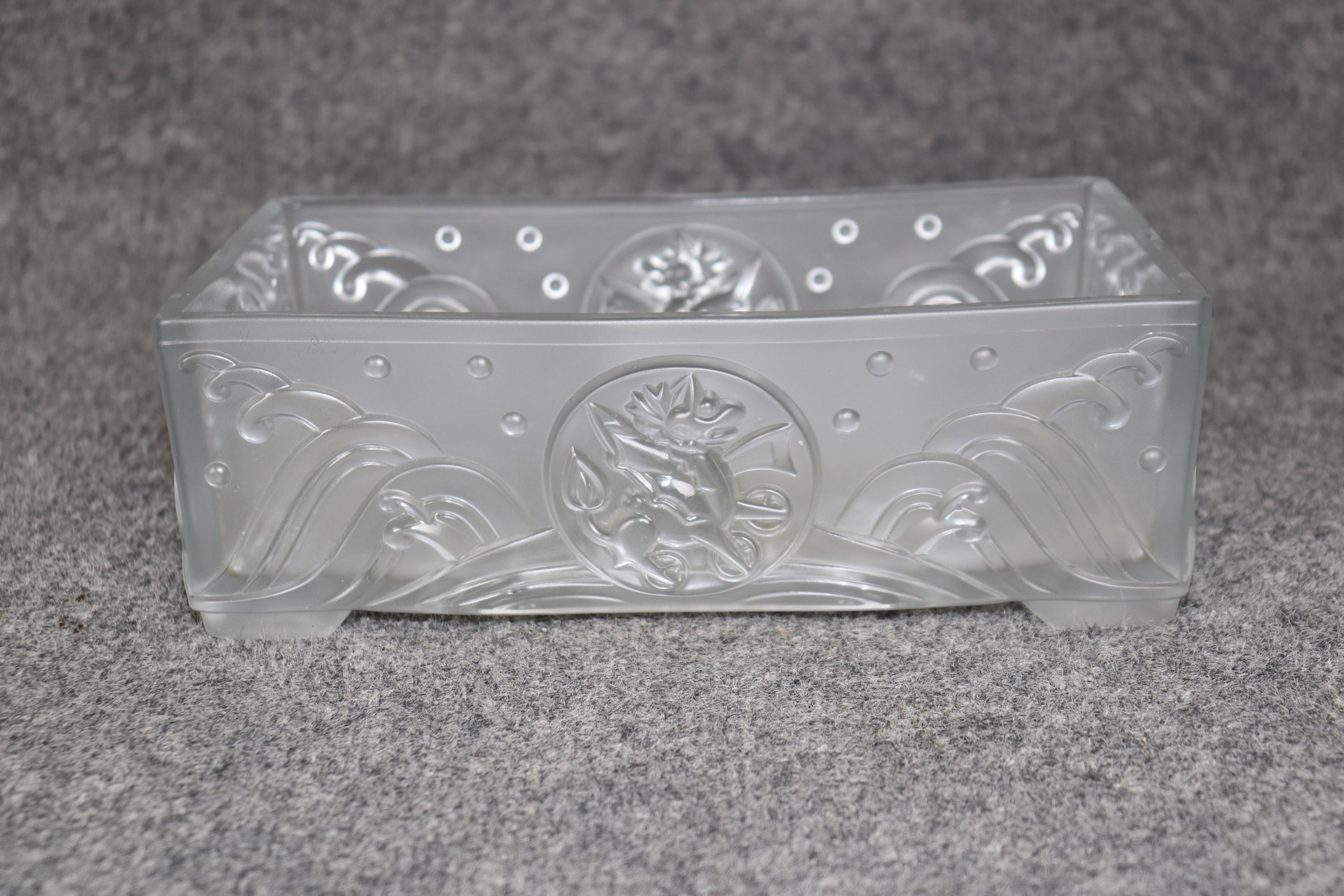 Français Centre de table Art Déco français en verre taillé à la manière de Lalique en vente
