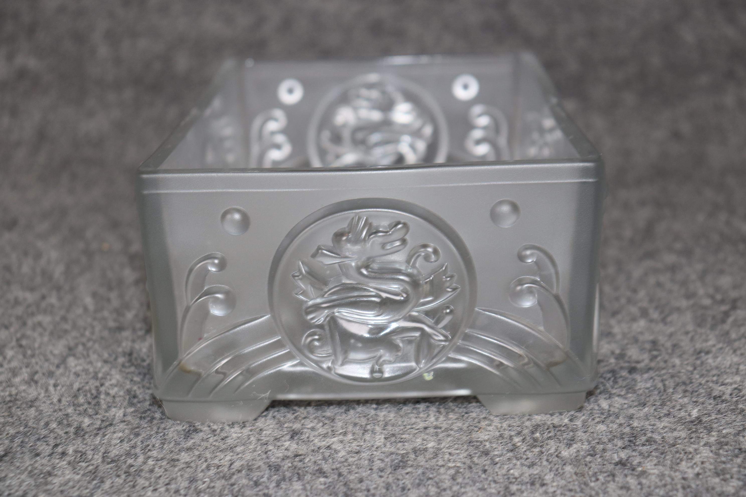 Centre de table Art Déco français en verre taillé à la manière de Lalique Bon état - En vente à Swedesboro, NJ