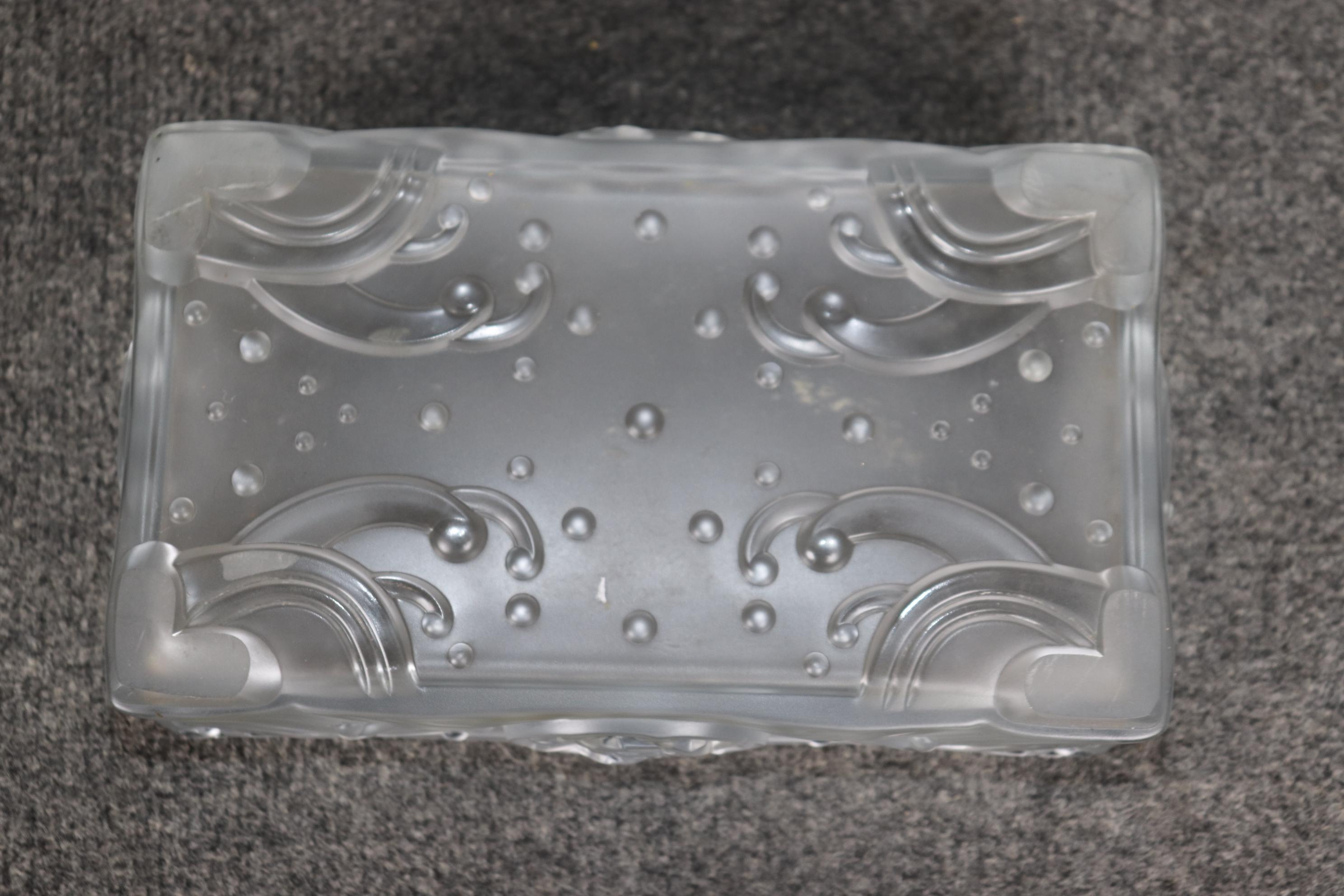 20ième siècle Centre de table Art Déco français en verre taillé à la manière de Lalique en vente