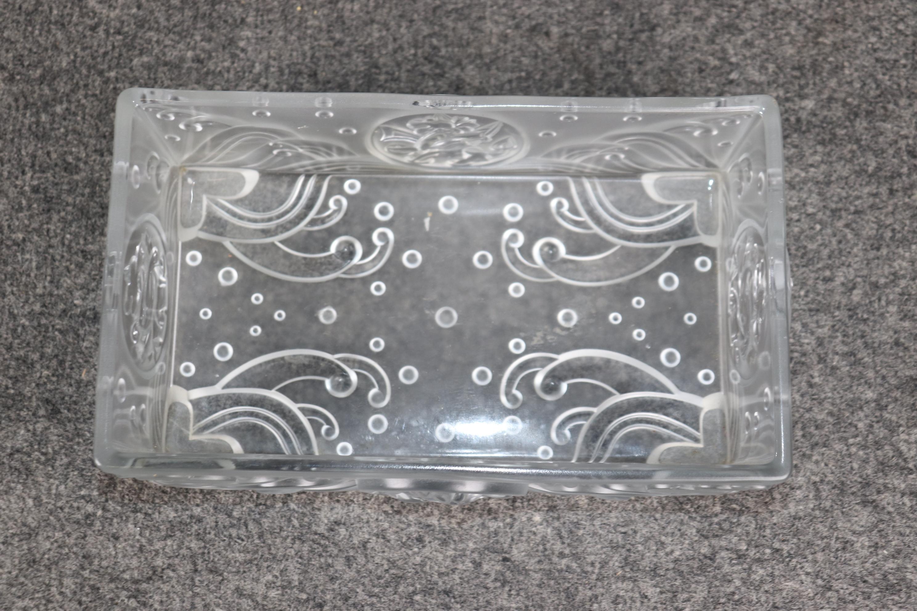 Verre Centre de table Art Déco français en verre taillé à la manière de Lalique en vente
