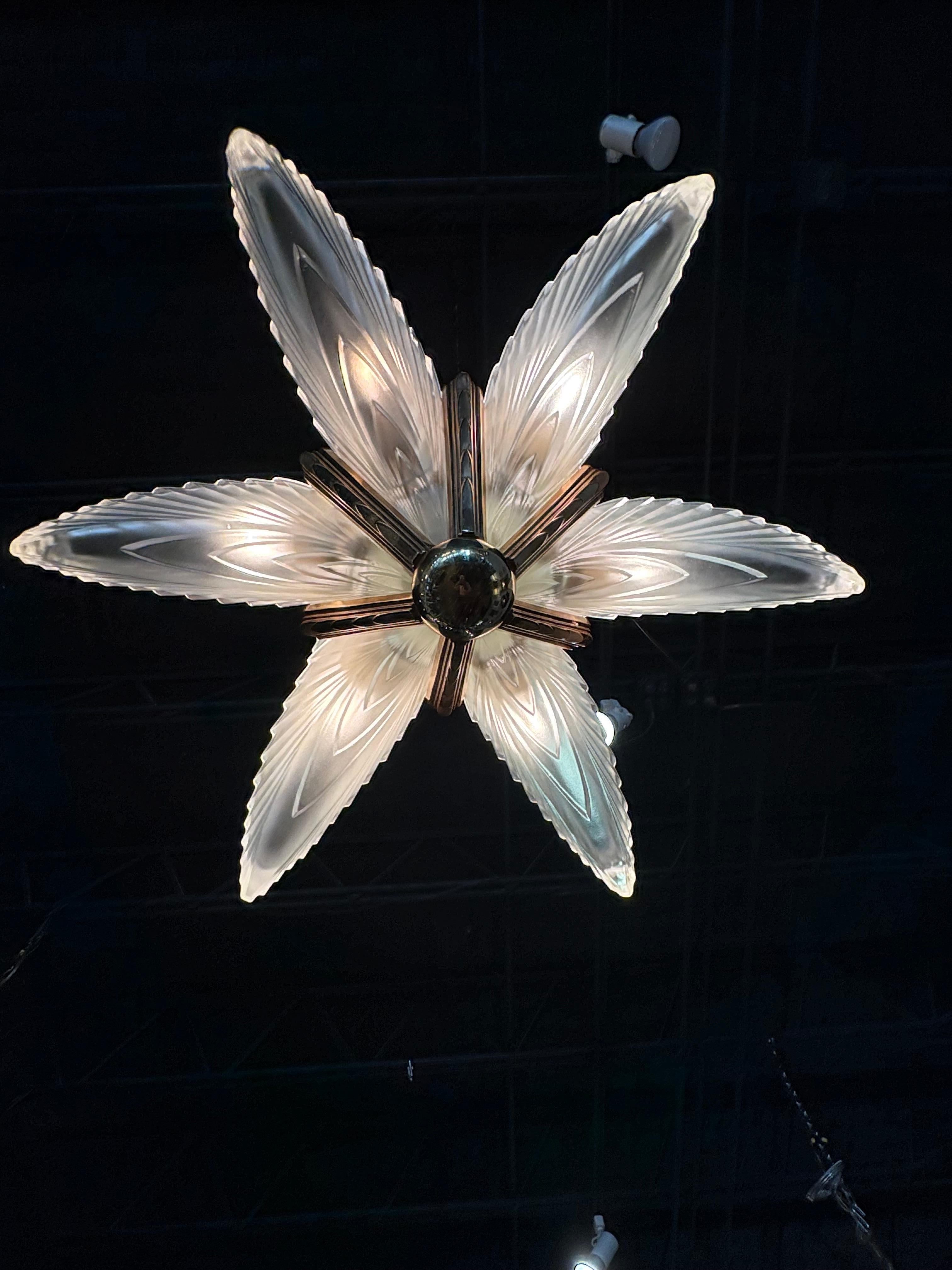 Vintage French Art Deco Frosted Glass Bronze Palm Tree Leaf Feather Chandelier For Sale 3