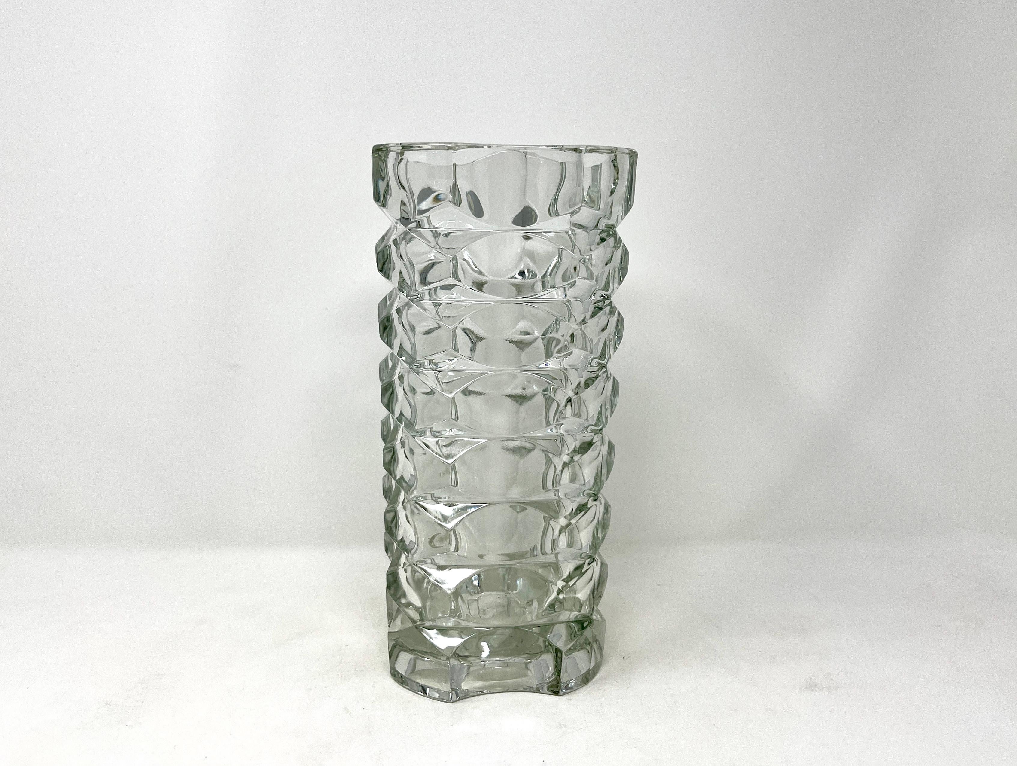 Questo vaso Windsor alto e trasparente fu disegnato da J.G. Durand per il produttore francese Luminarc negli anni '70. Realizzato in vetro pressato Verrerie d'Arques, questo pezzo solido è in stile art déco con rilievi geometrici. I bellissimi