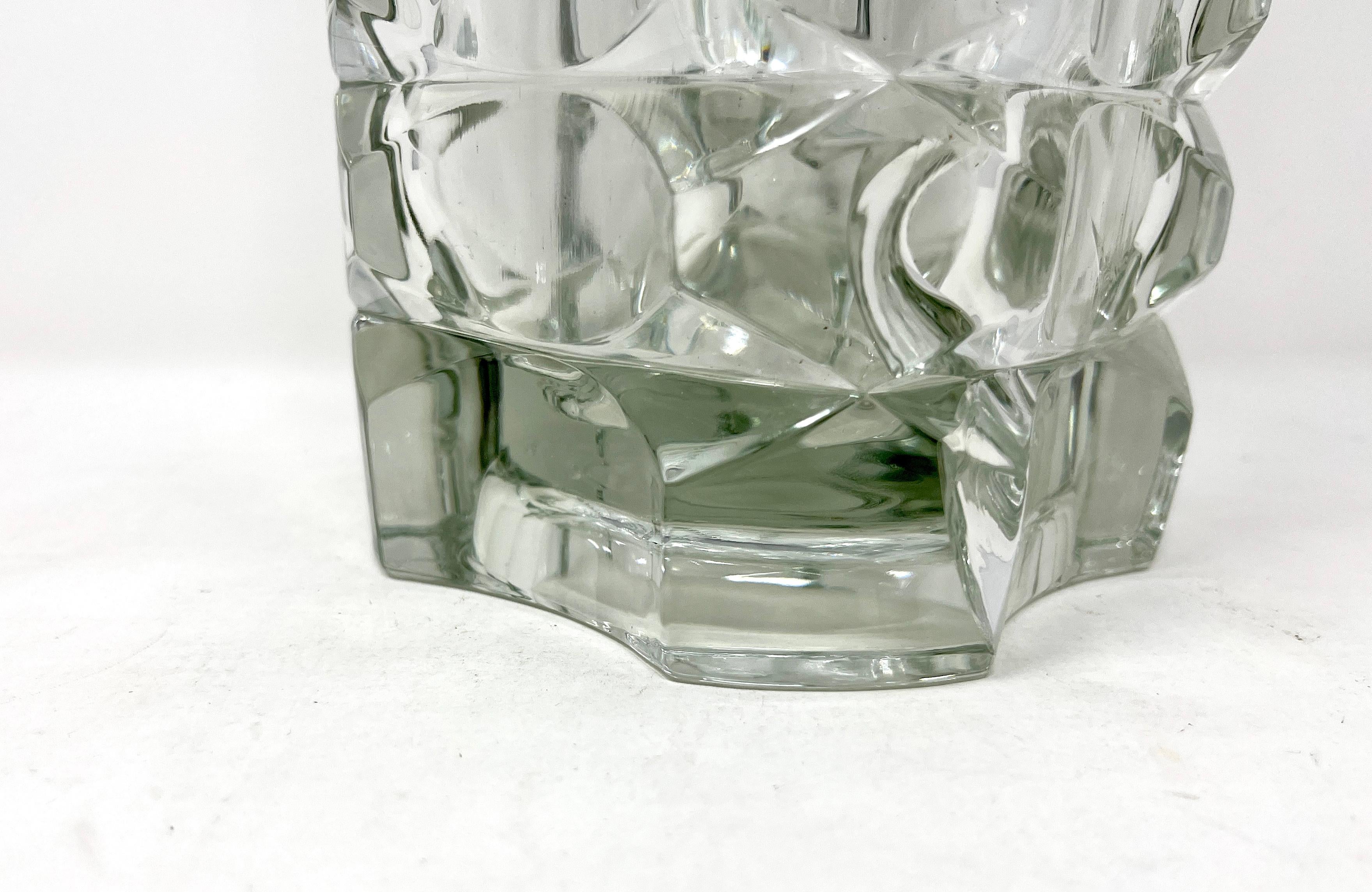Vetro intagliato Vaso alto in vetro geometrico francese Art Déco Windsor di Luminarc, anni '70 in vendita