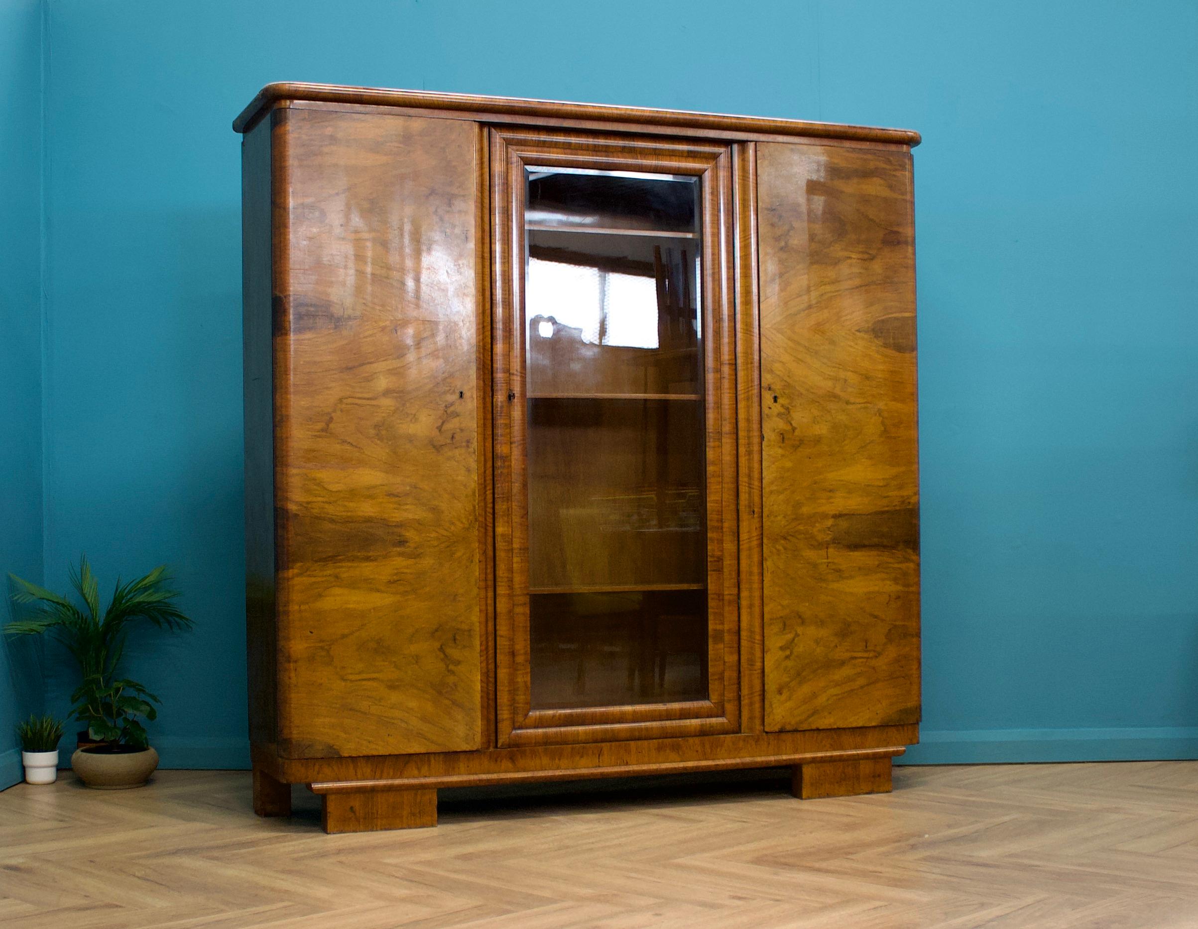 Großer Art Deco Nussbaum Schrank / Bücherregal  - hergestellt in Frankreich, ca. 1930er Jahre
Es gibt 3 Türen - eine davon aus Glas - mit verstellbaren Einlegeböden auf der Innenseite


Dieser Artikel kann zerlegt werden