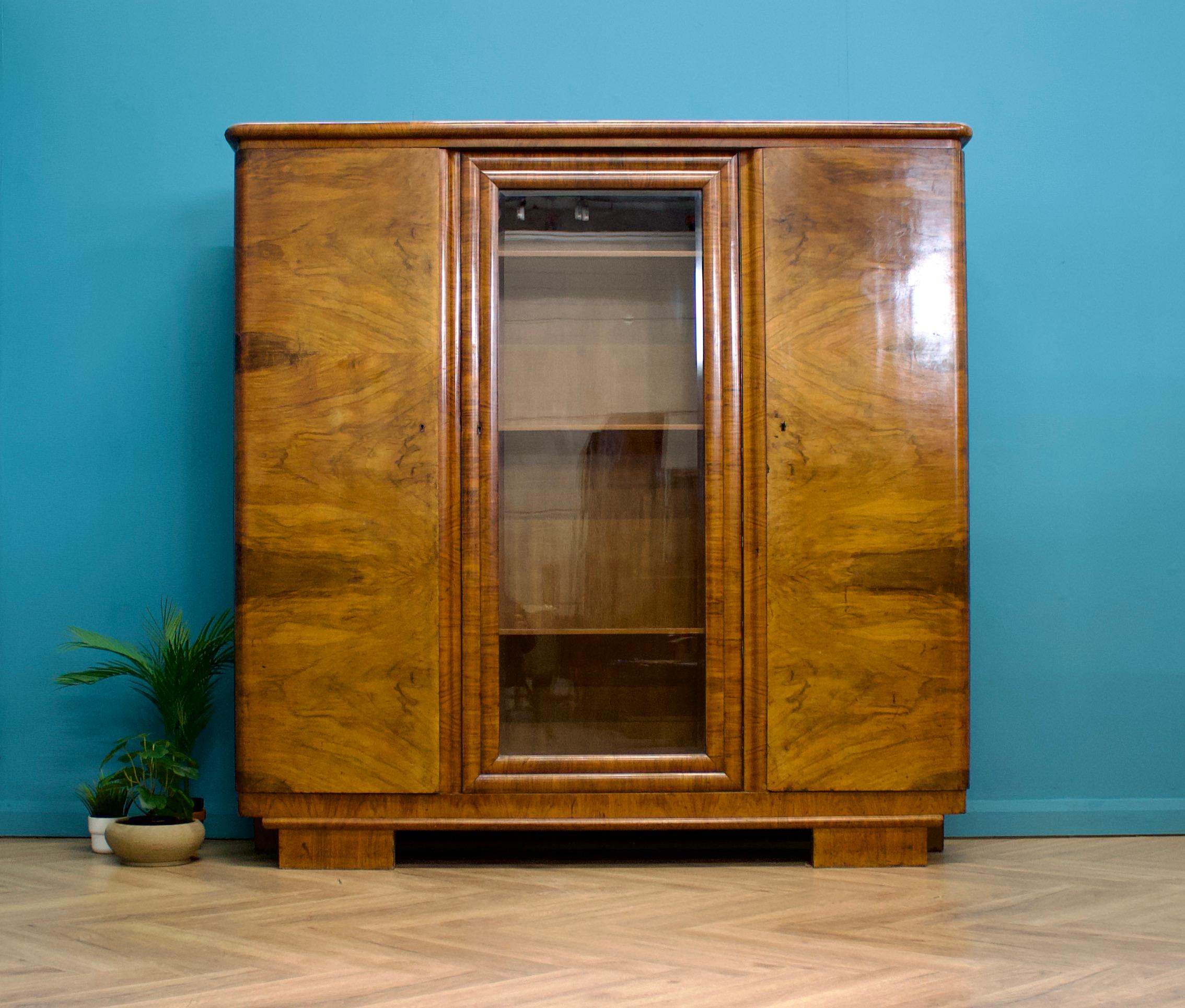 Vintage French Art Deco Großer Nussbaumschrank / Bücherregal, 1930er Jahre (Art déco) im Angebot