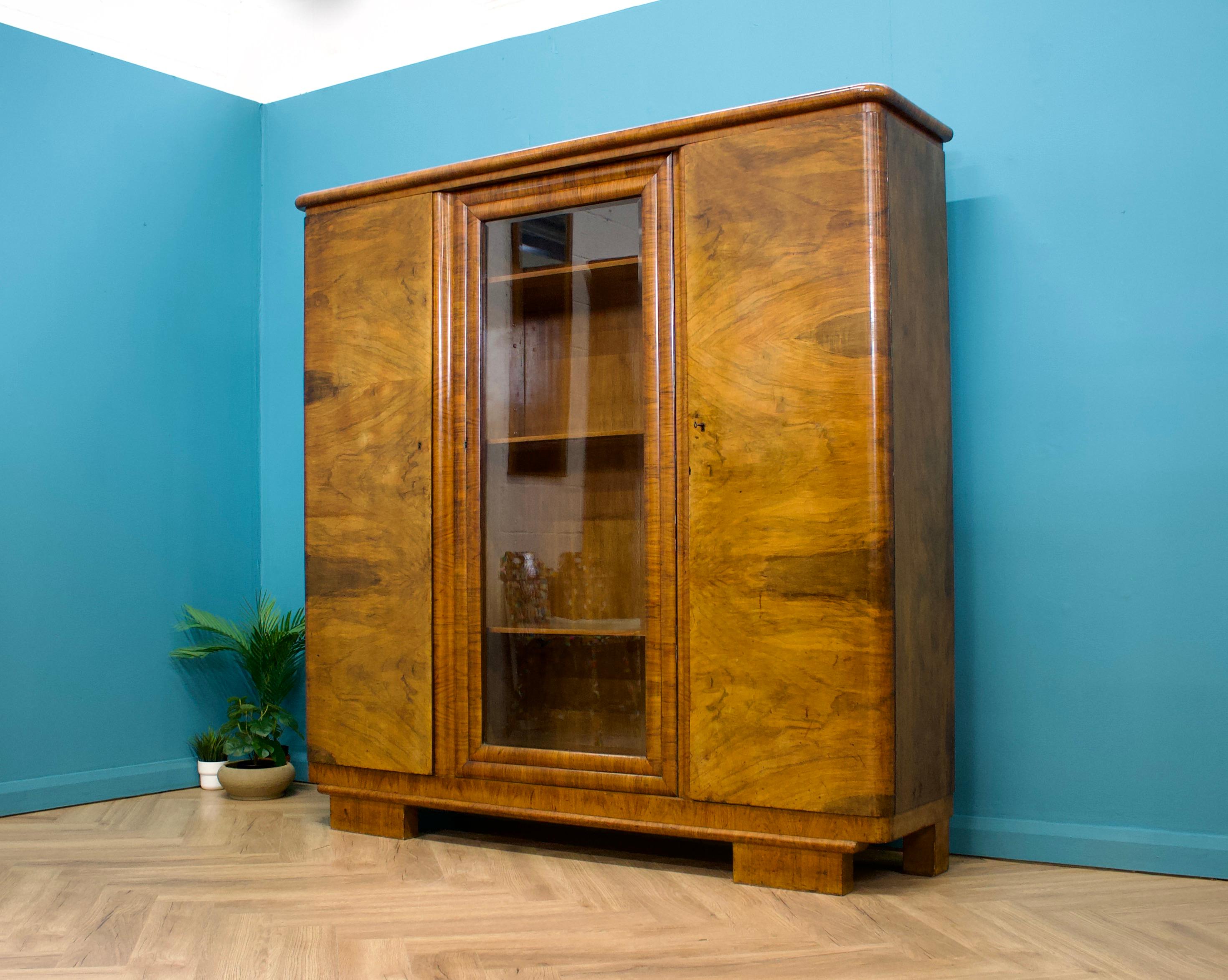 Vintage French Art Deco Großer Nussbaumschrank / Bücherregal, 1930er Jahre (Britisch) im Angebot