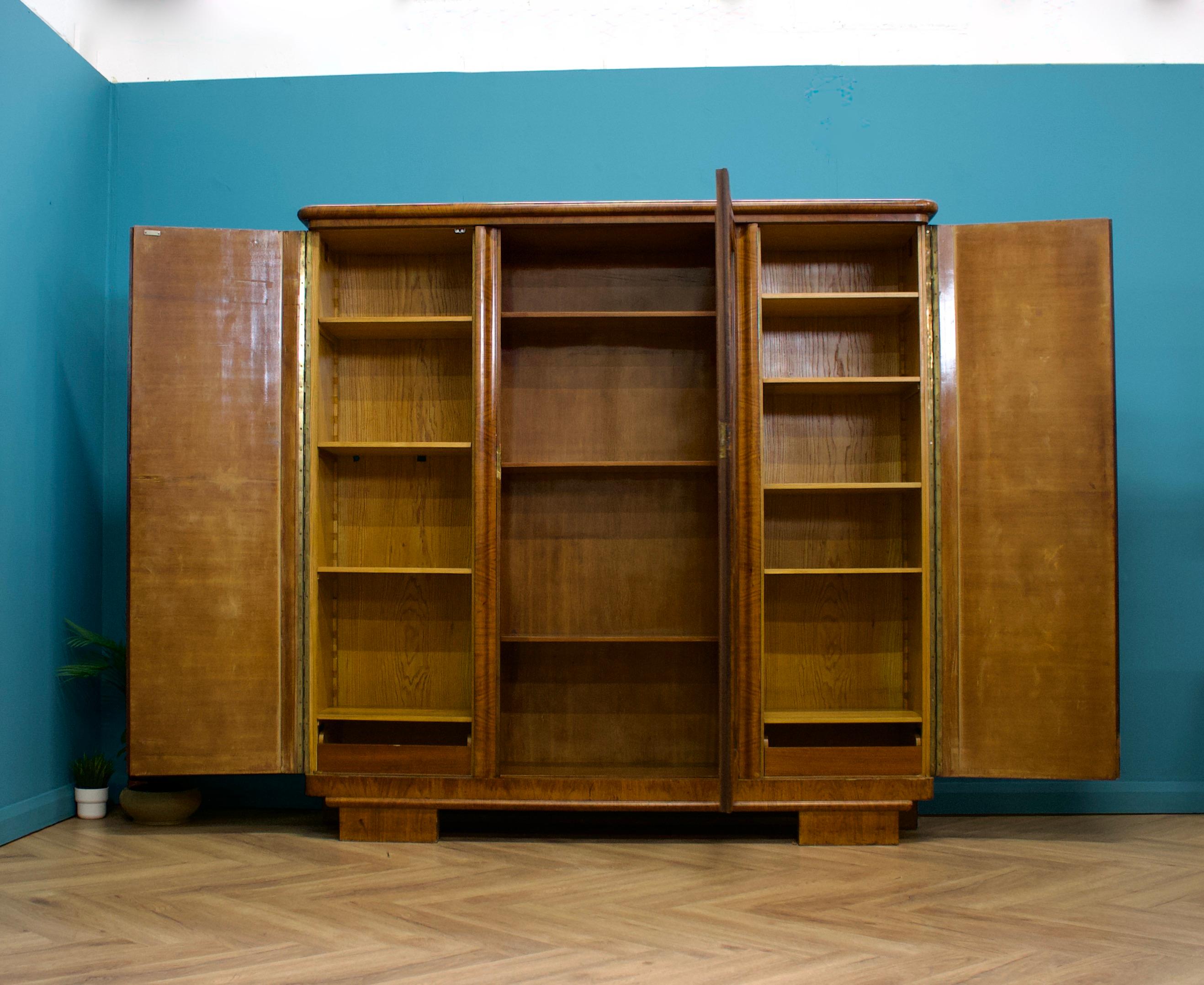 Vintage French Art Deco Großer Nussbaumschrank / Bücherregal, 1930er Jahre im Zustand „Gut“ im Angebot in South Shields, GB