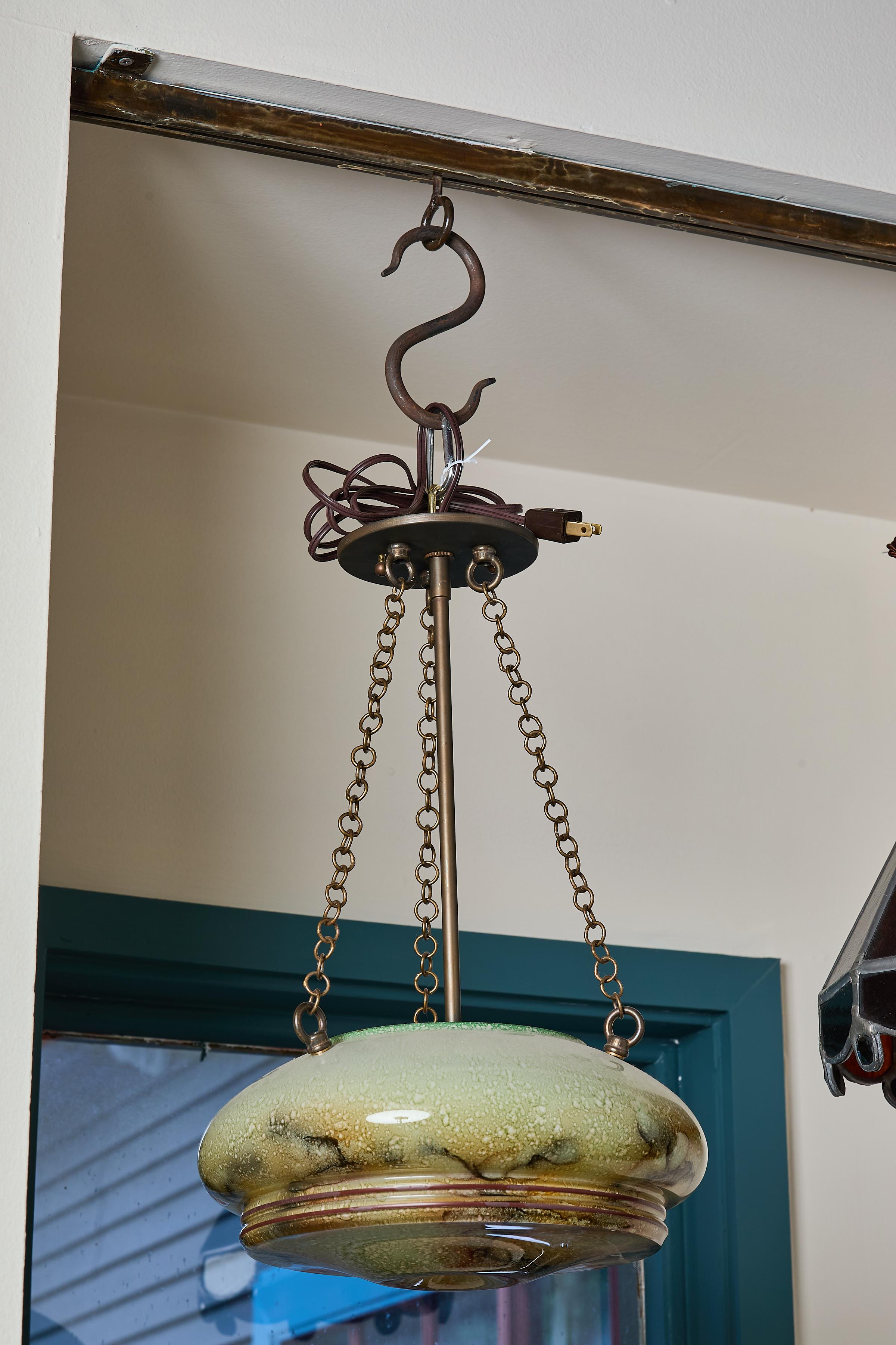 Lampe à suspension Art Déco française vintage en verre marbré en vente 2