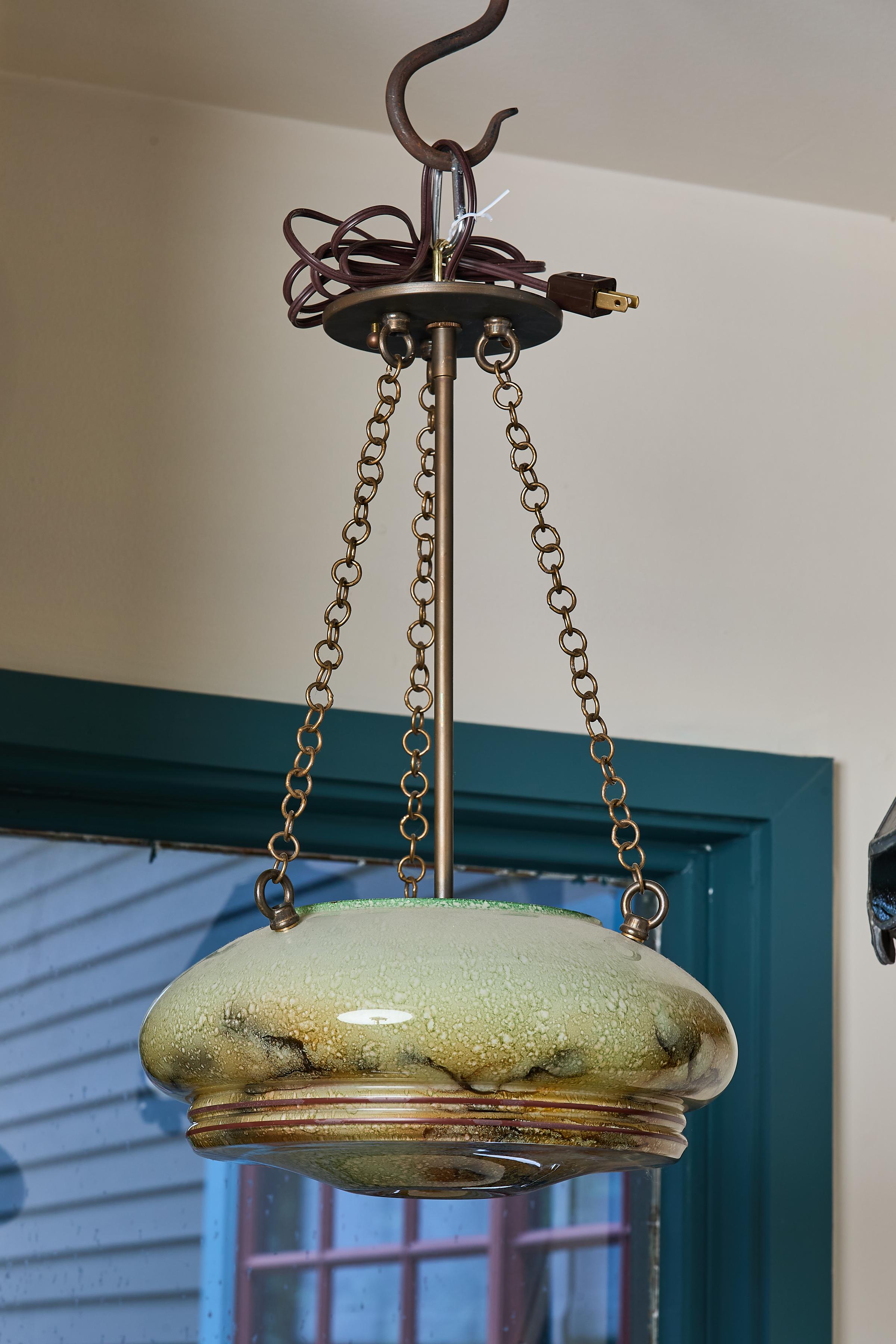 Lampe à suspension Art Déco française vintage en verre marbré en vente 1