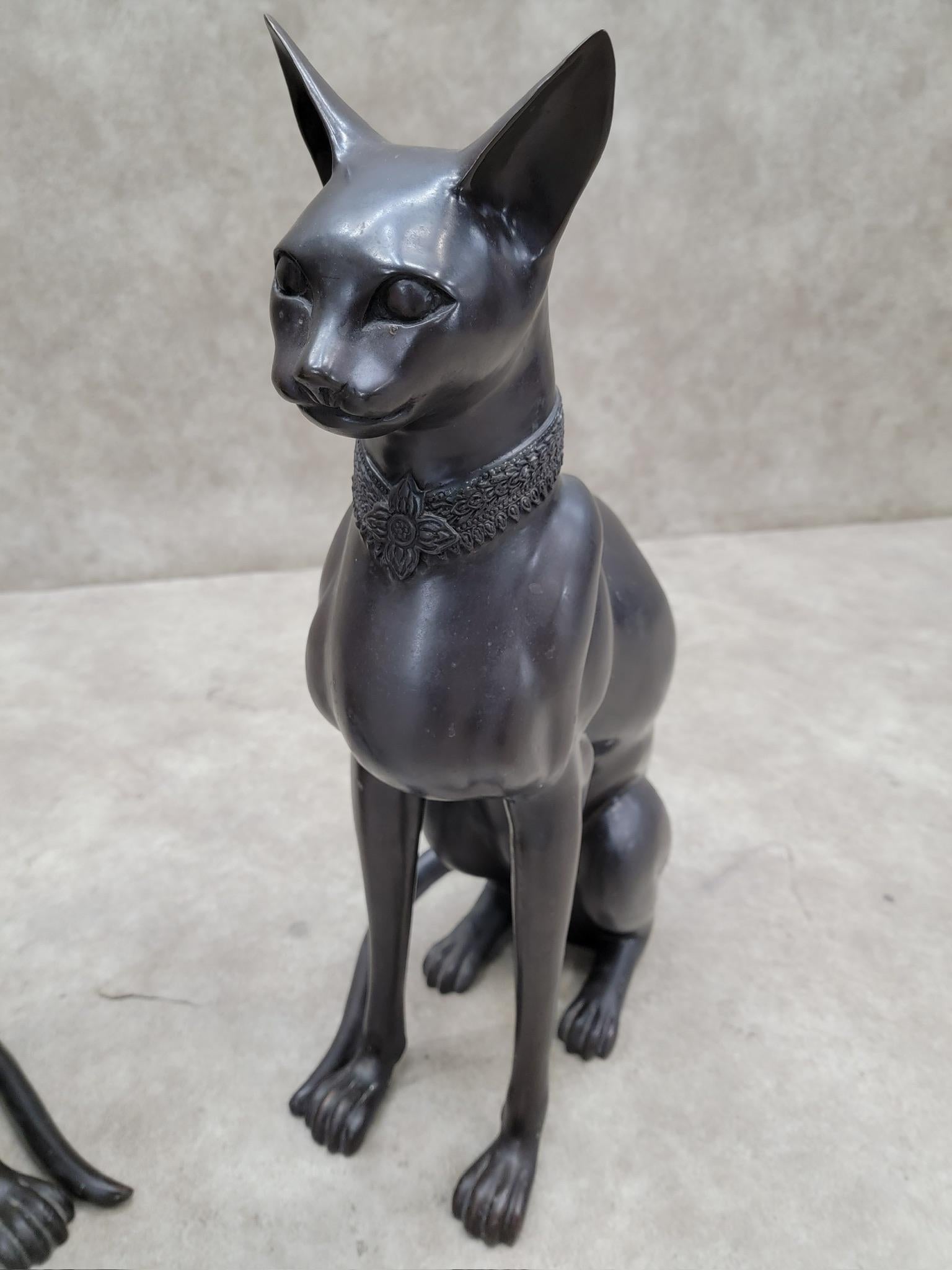 Art Déco Statue di gatto egiziane vintage in stile Art Deco in bronzo firmate A. Tiot in vendita