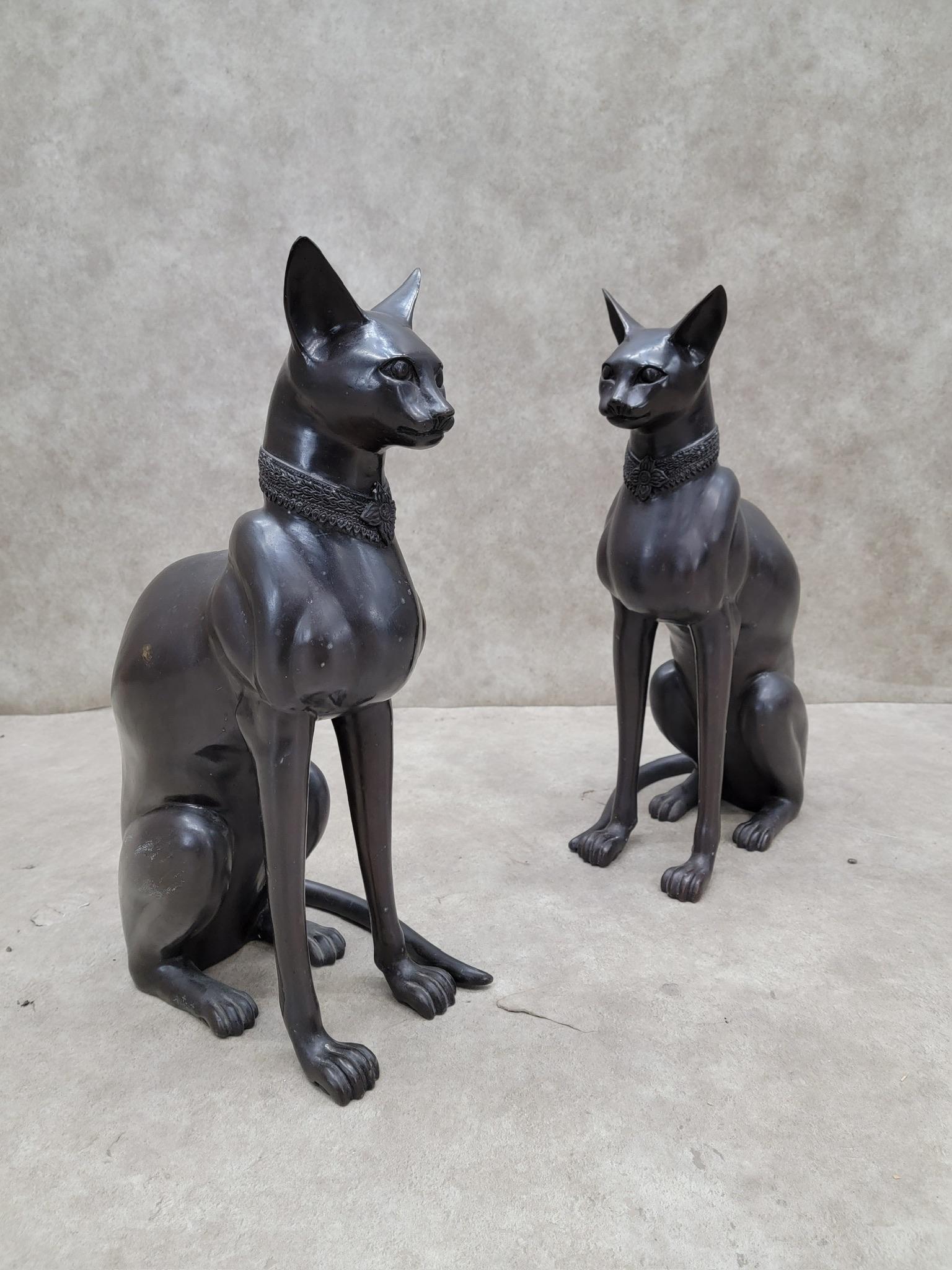 Statue di gatto egiziane vintage in stile Art Deco in bronzo firmate A. Tiot In condizioni buone in vendita a Chicago, IL