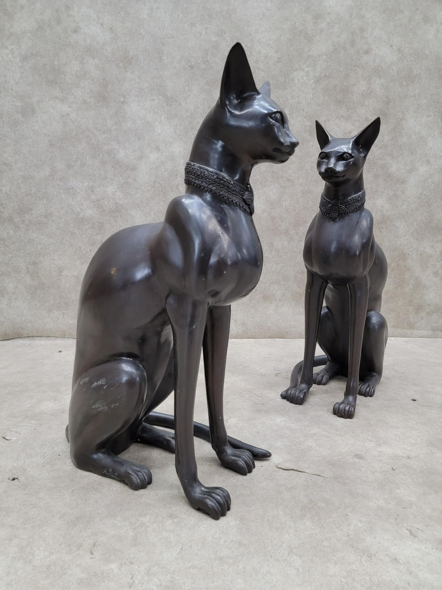 Bronzo Statue di gatto egiziane vintage in stile Art Deco in bronzo firmate A. Tiot in vendita