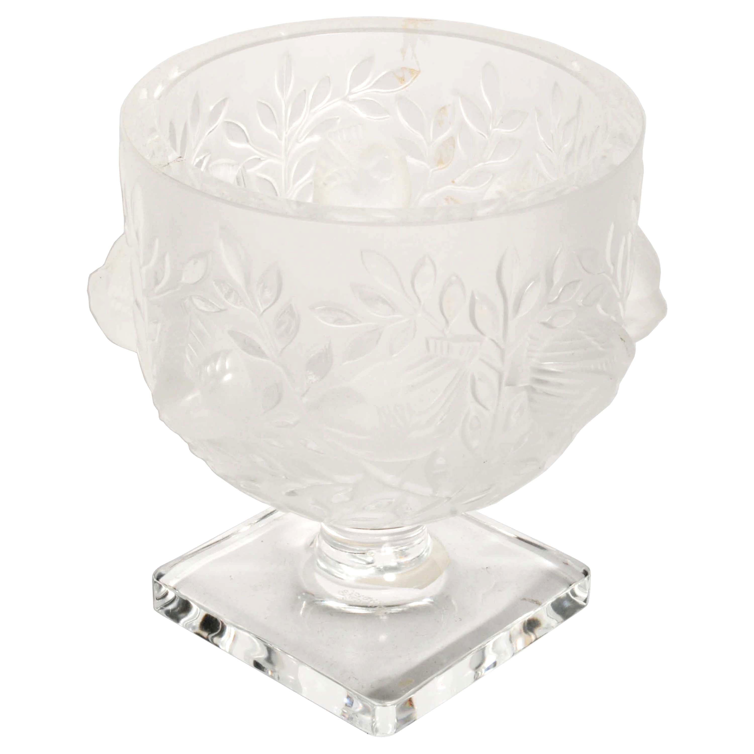 Vase vintage en cristal Lalique « Elizabeth », signé.
Ce magnifique vase en forme de coupe a été conçu par Marc Lalique en 1961 et il s'agit de l'une des premières reproductions de cette date. Le vase en verre satiné est soufflé en moule avec des