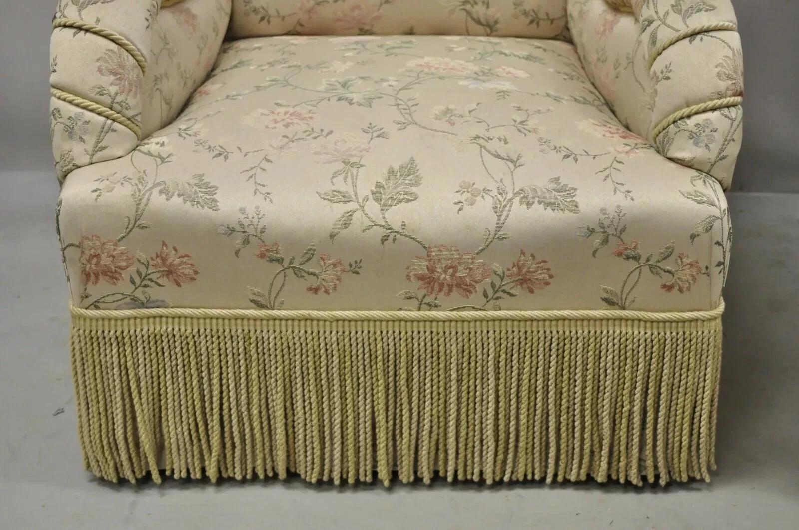 Paire de fauteuils club vintage français de style Art of Vintage à accoudoirs roulés, rose et or en vente 4