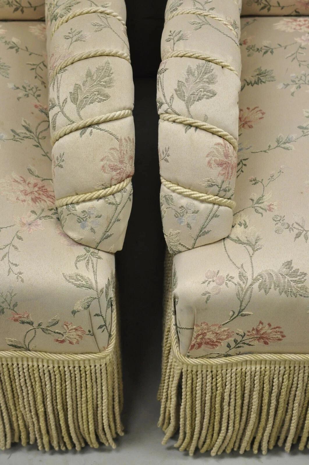Paire de fauteuils club vintage français de style Art of Vintage à accoudoirs roulés, rose et or en vente 5