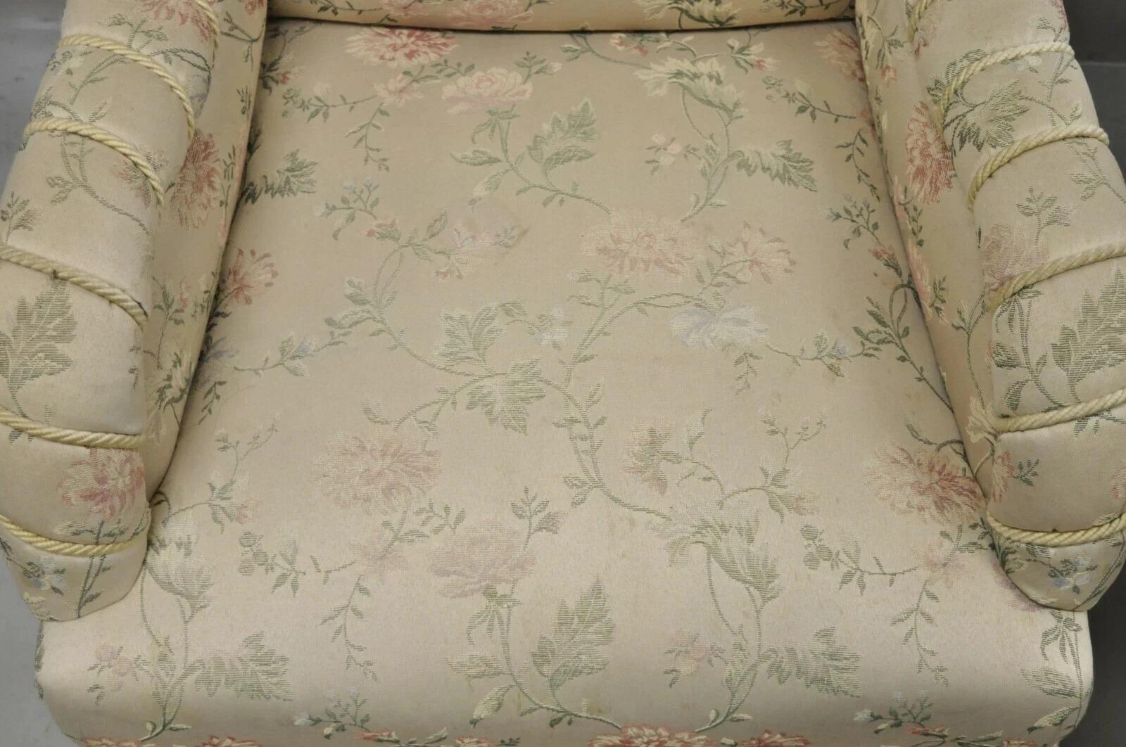 Paire de fauteuils club vintage français de style Art of Vintage à accoudoirs roulés, rose et or Bon état - En vente à Philadelphia, PA