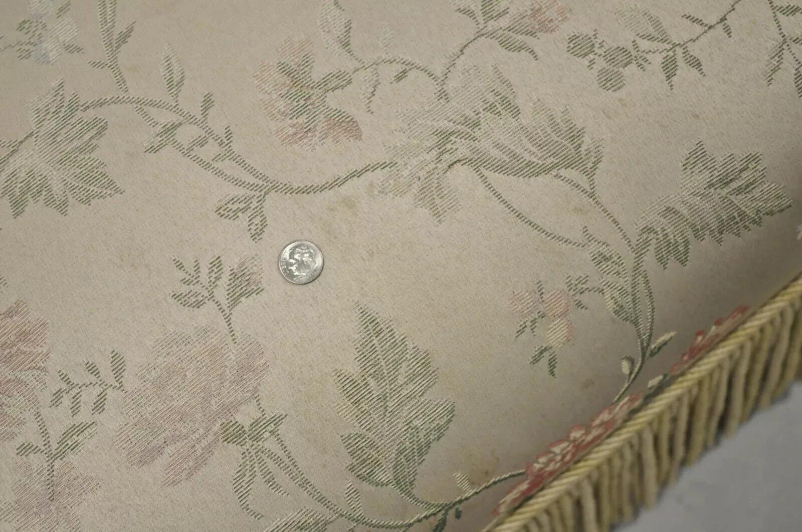 20ième siècle Paire de fauteuils club vintage français de style Art of Vintage à accoudoirs roulés, rose et or en vente