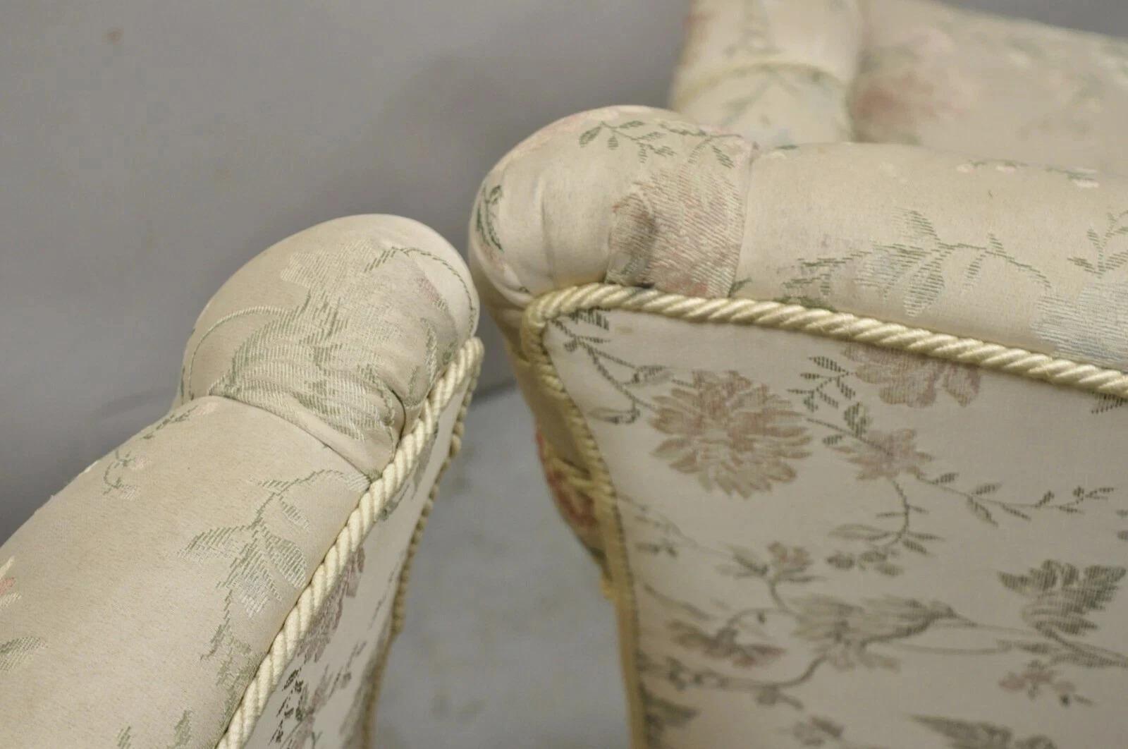 Paire de fauteuils club vintage français de style Art of Vintage à accoudoirs roulés, rose et or en vente 2