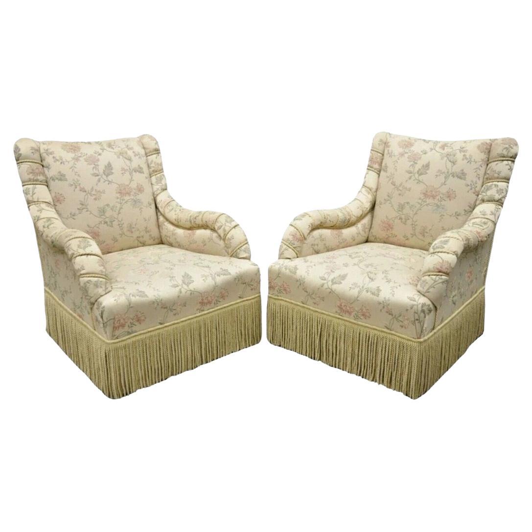 Paire de fauteuils club vintage français de style Art of Vintage à accoudoirs roulés, rose et or en vente