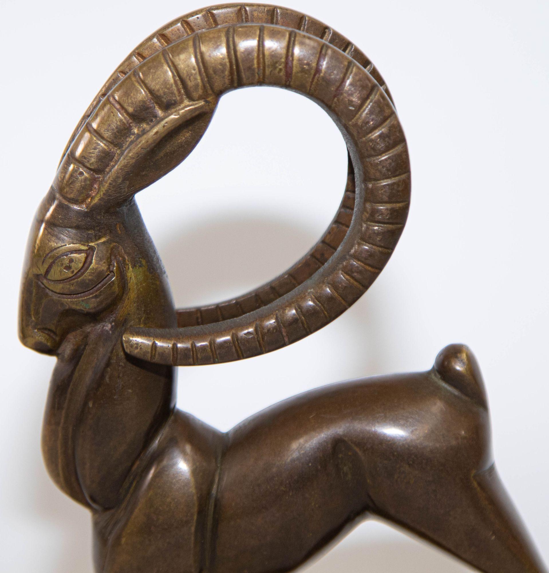 Vintage French Art Deco style brass metal animal sculpture of a ibex gazelle
Beautiful elegant art Deco style cast brass ram, gazelle antelope sculpture mounted on a brass base plate.
antelopes are a symbol of speed, grace wild beauty is captured