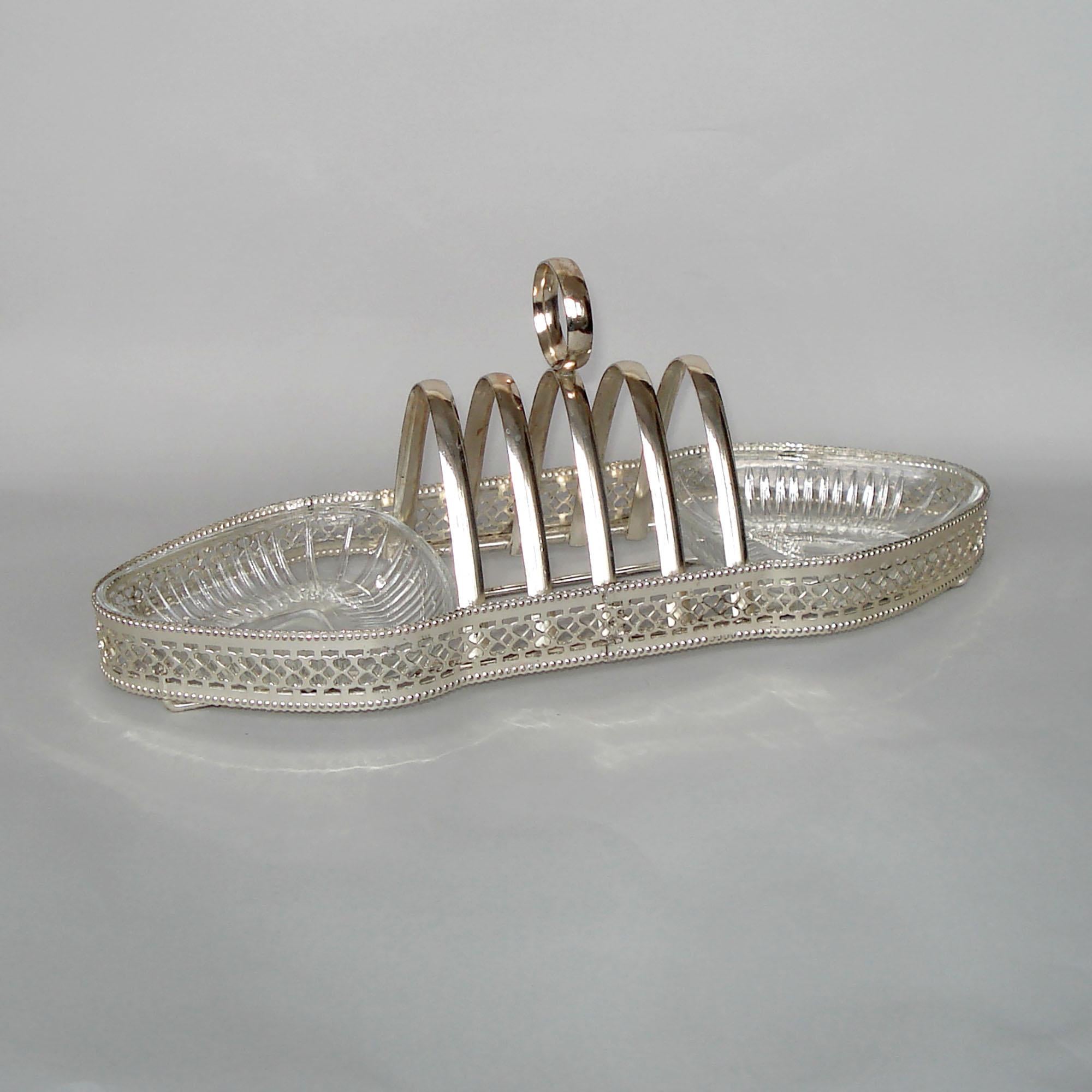 Vintage toast rack with side dishes for jam and butter, silvered metal and glass.
In very good condition, very light signs of use, some minor oxidation spots, glass dishes in perfect condition.
Dimensions: 29 x 11 x 11.5 cm.